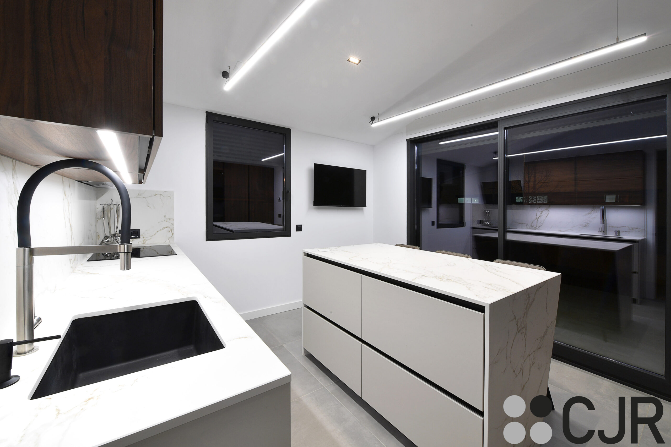 cocina con isla pequeña y almacenamiento en dekton entzo cjr