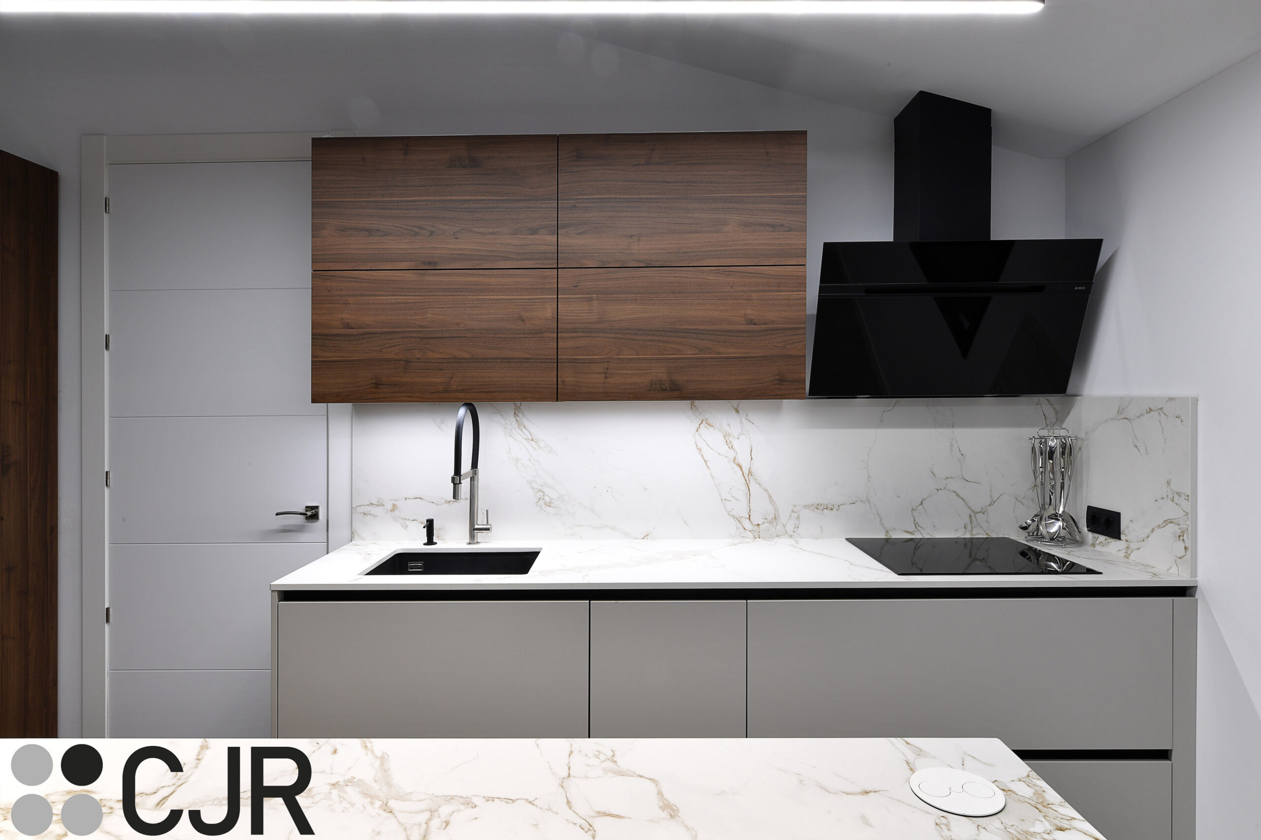 cocina con mueble alto en nogal y encimera dekton entzo cjr