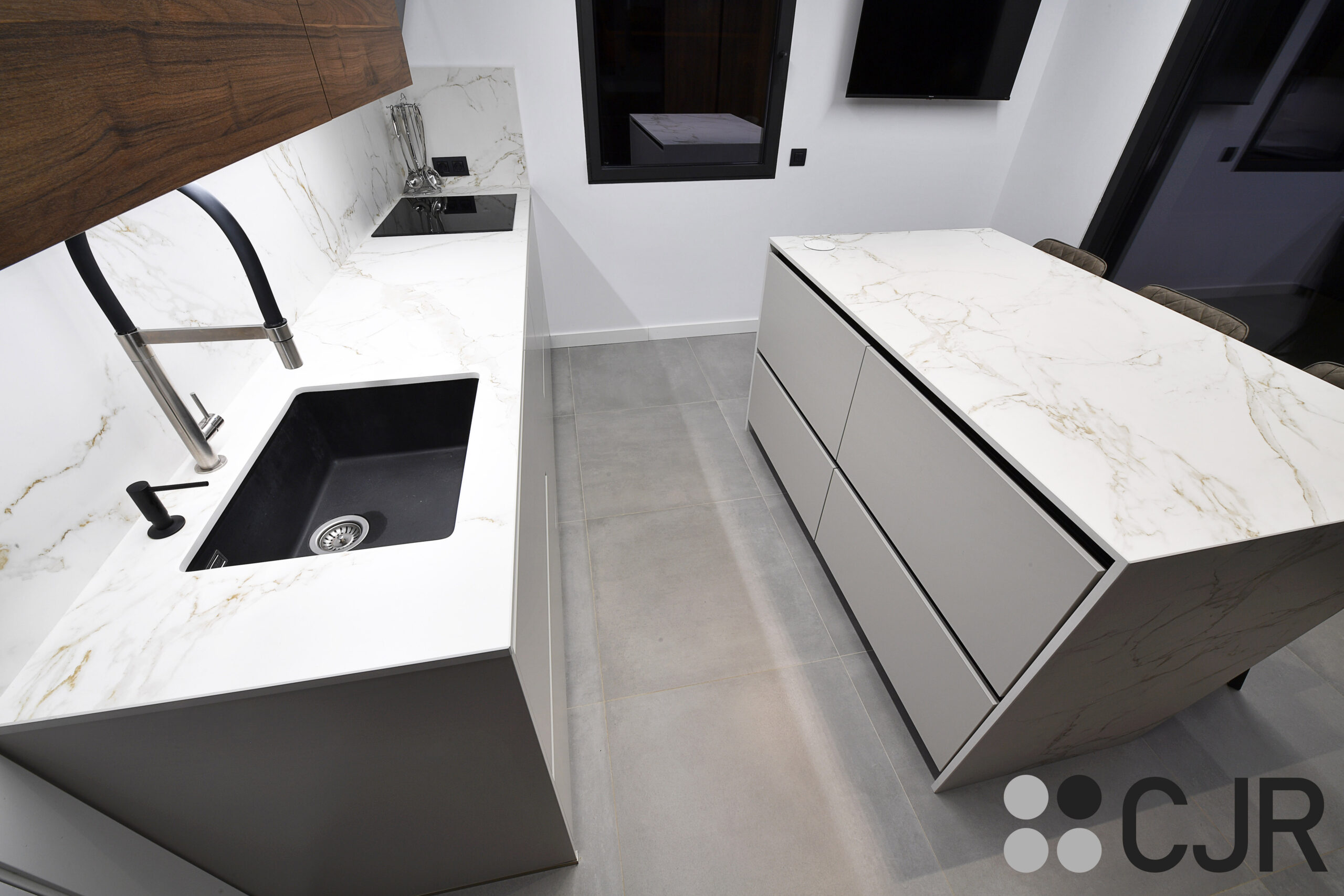 cocina en gris niebla y madera con encimera dekton entzo cjr