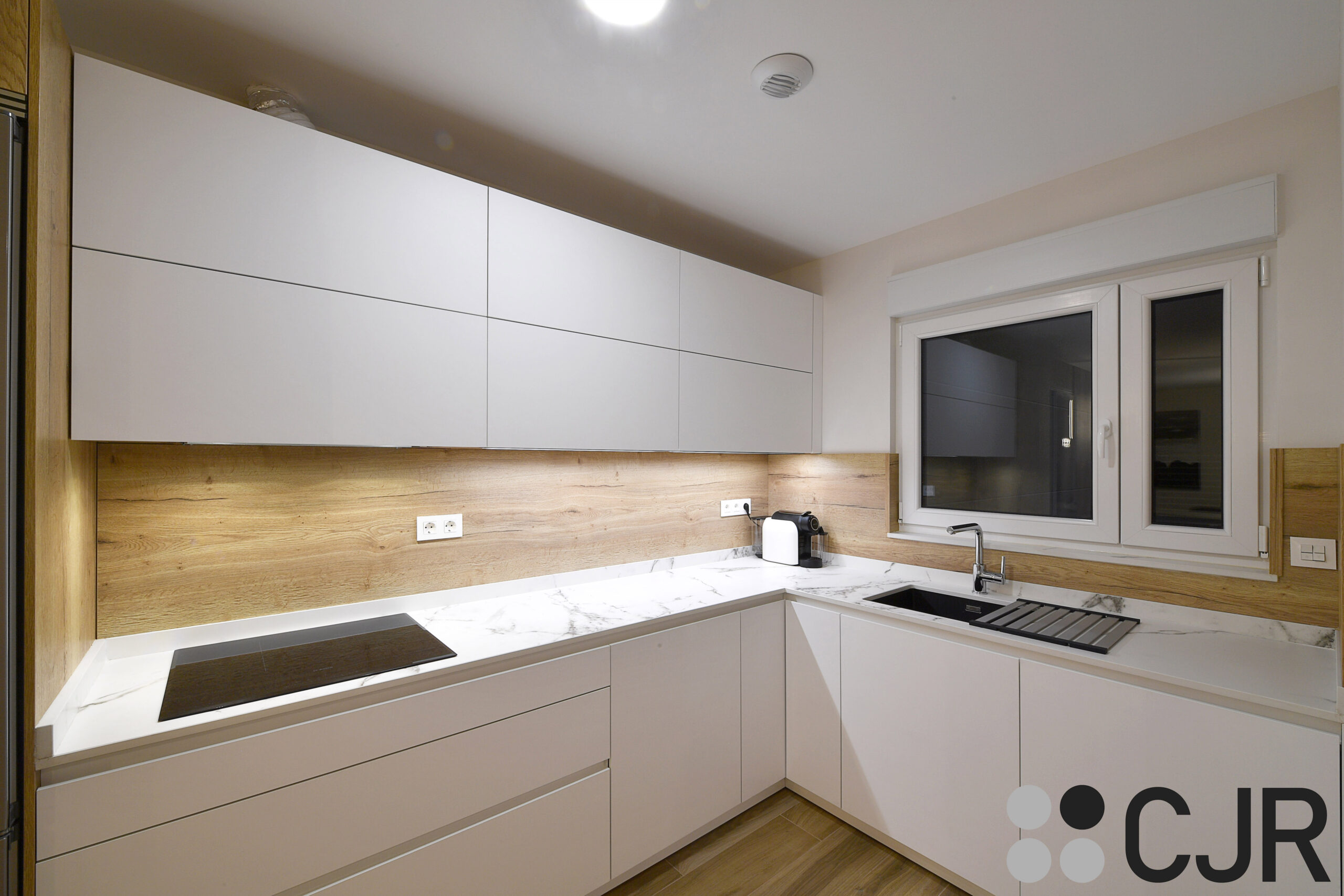 cocina madera y blanca con encimera dekton kairos cjr