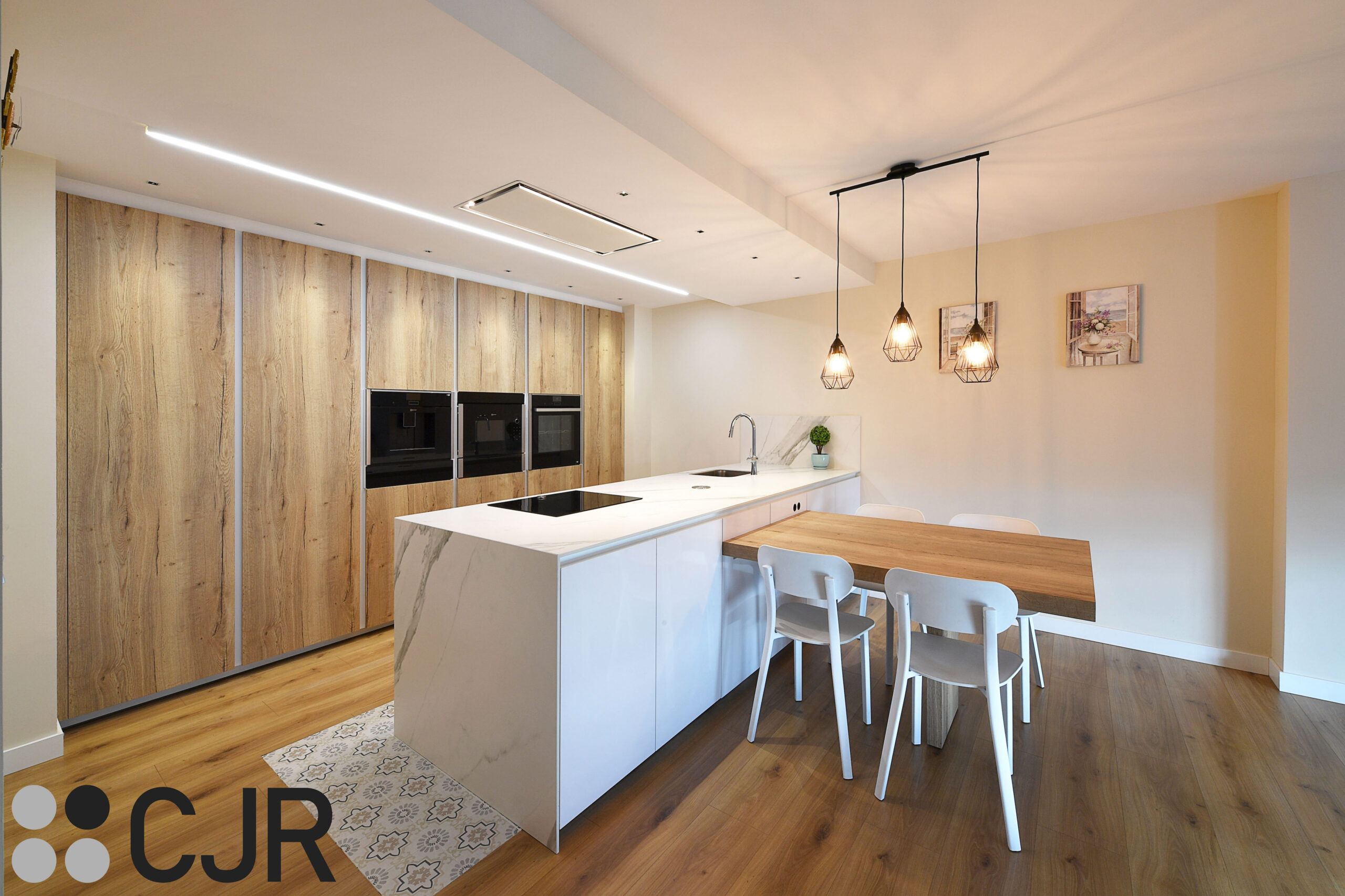 cocina madera y blanca con peninsula cjr