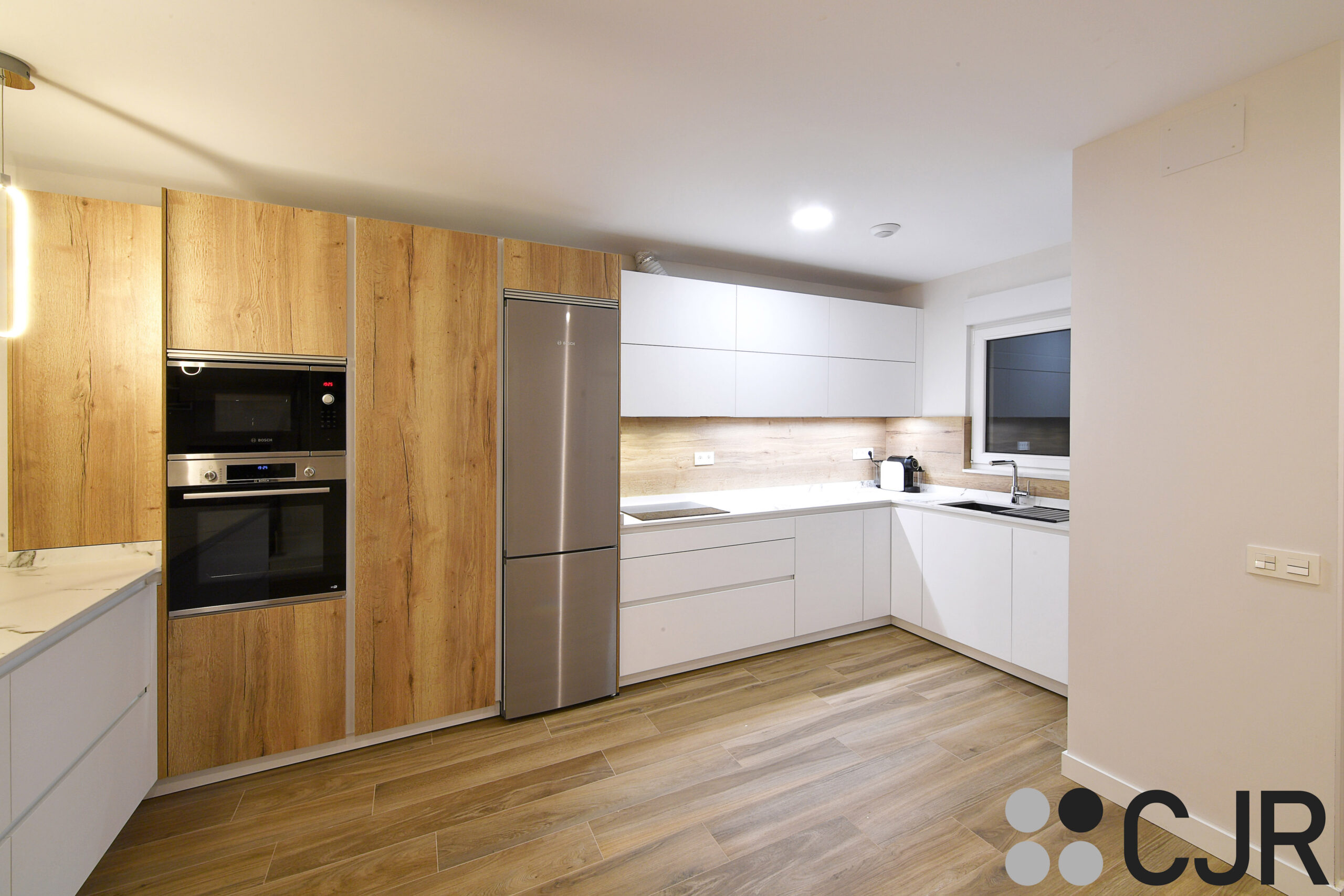 cocina madera y blanca en forma de u cjr