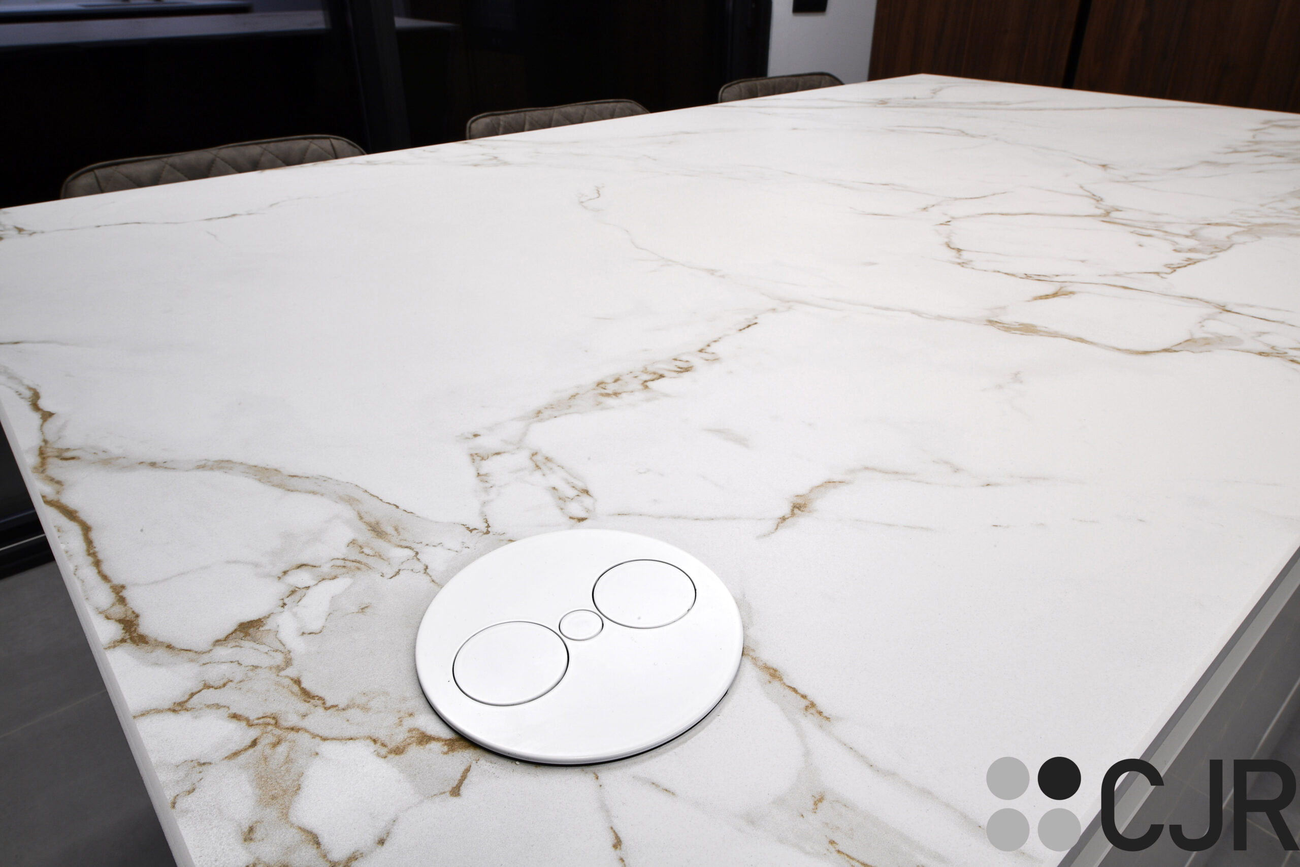 enchufe twist en blanco sobre encimera dekton entzo cjr