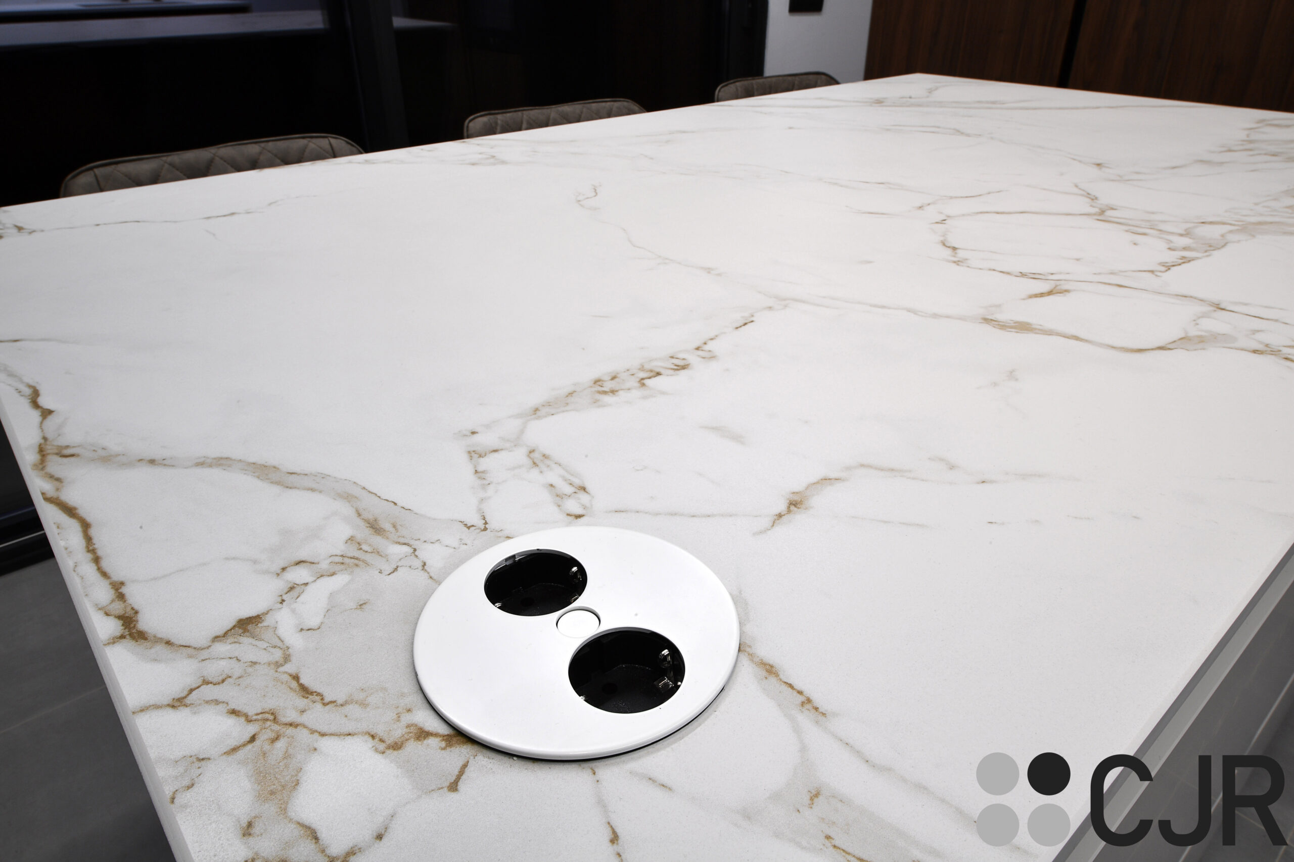 enchufe twist sobre encimera de cocina en dekton entzo cjr