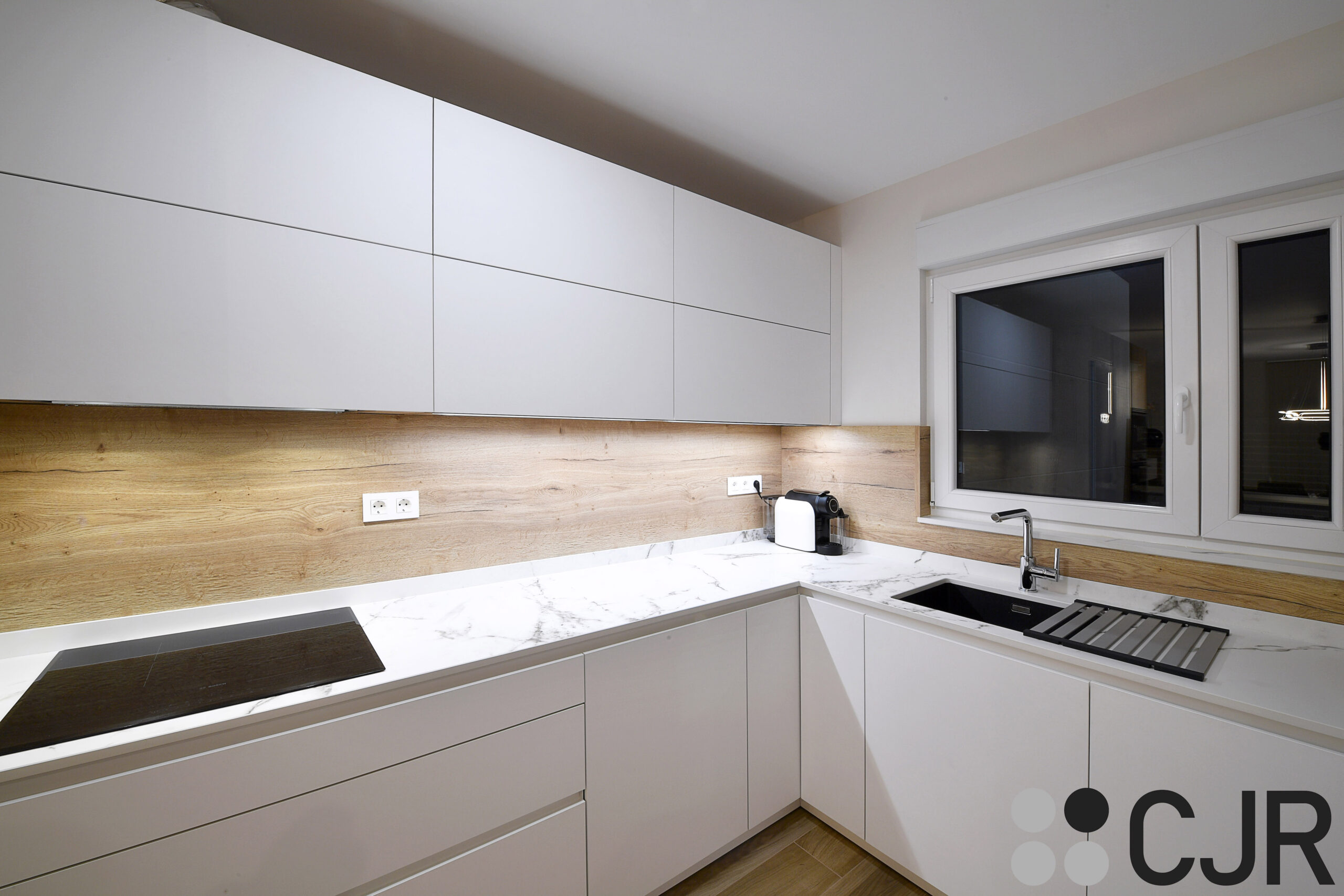 encimera dekton kairos en cocina blanca y madera cjr