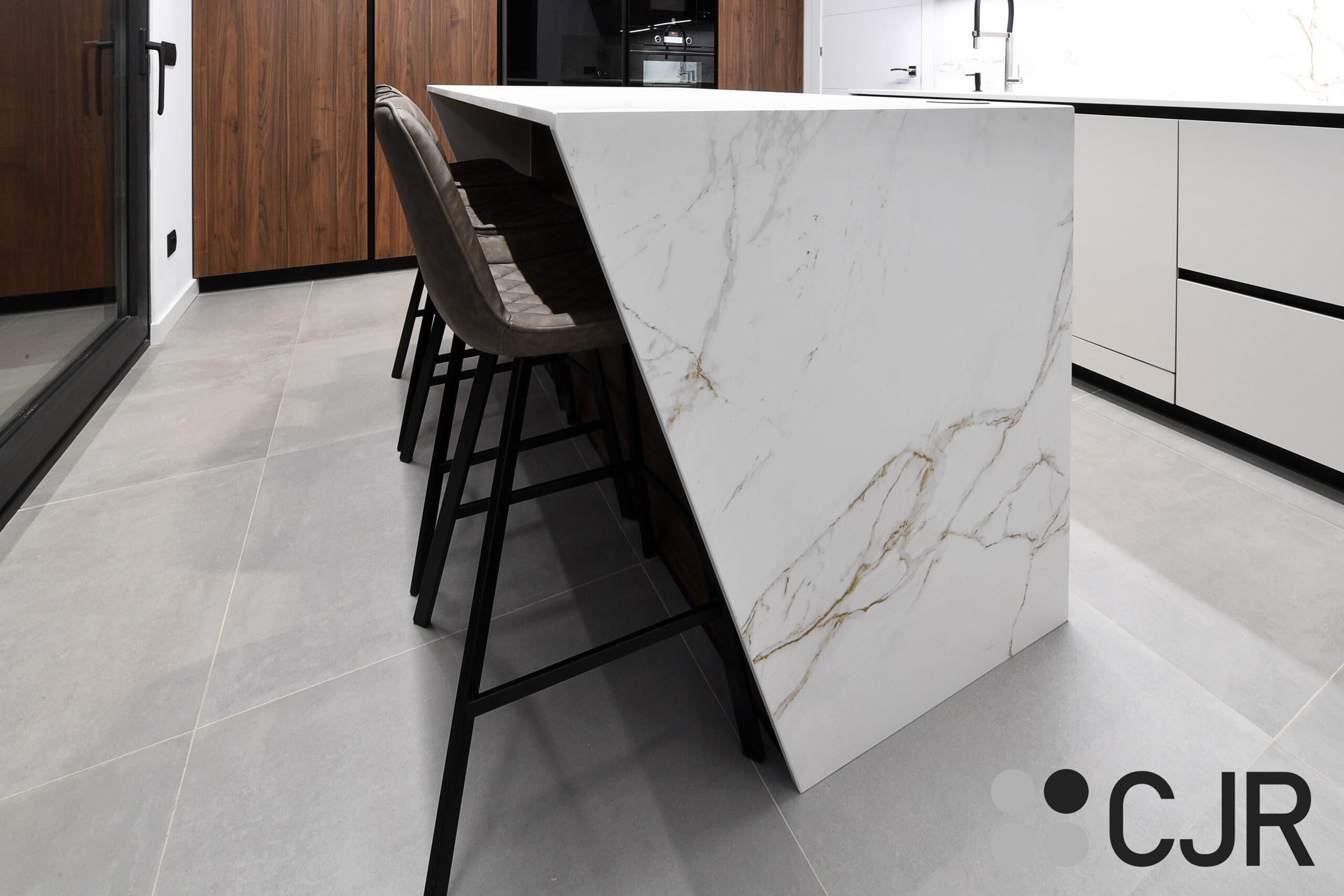 isla de cocina en dekton ento con costado en v cjr