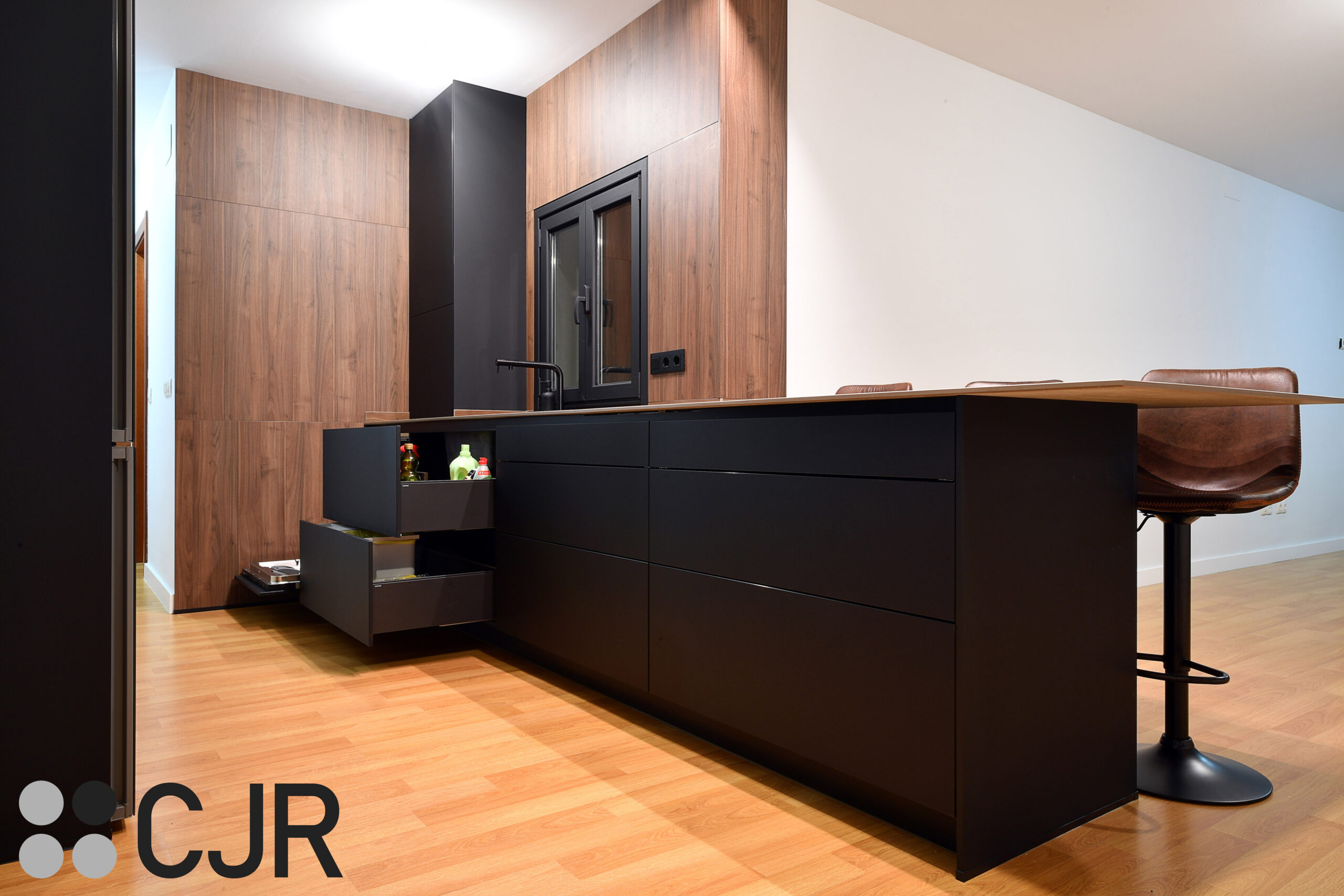 mueble bajo fregadero en negro cjr