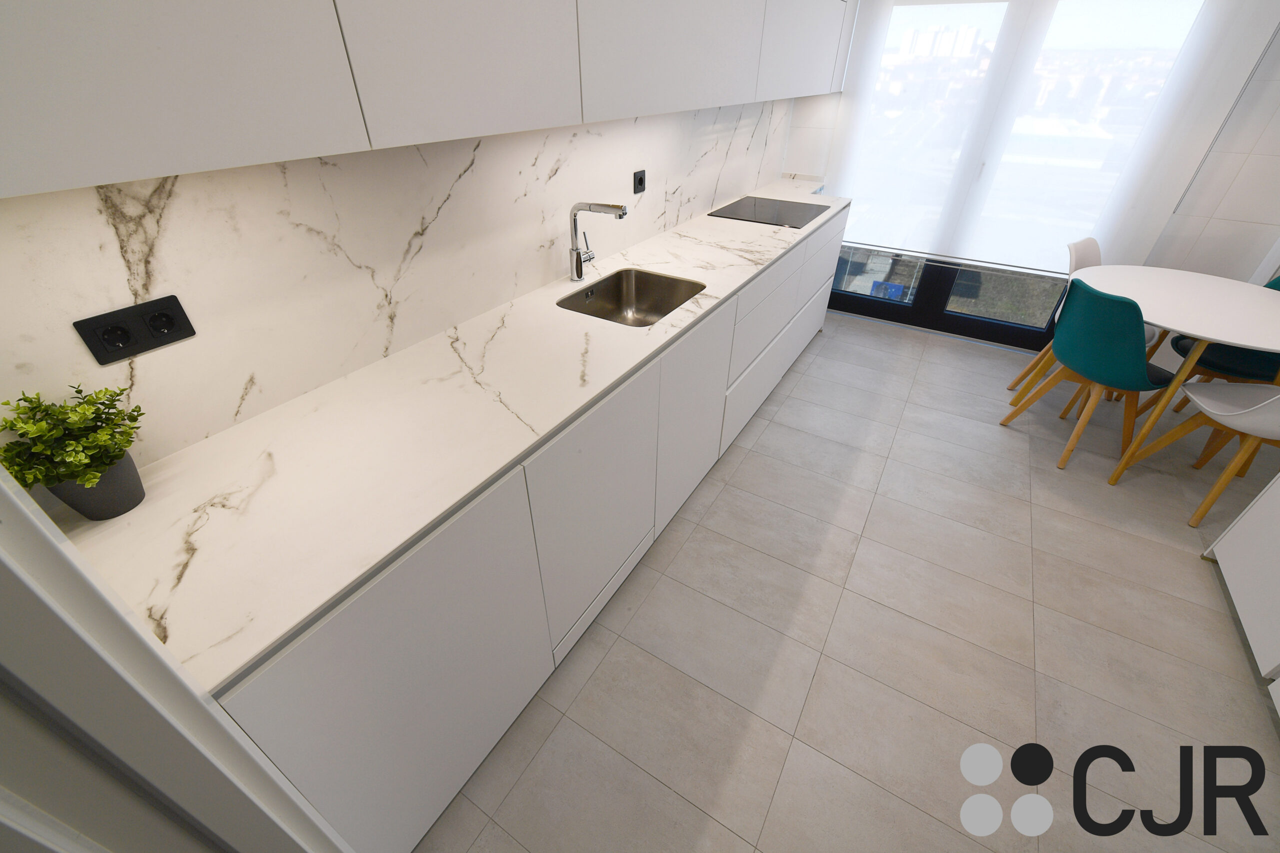 muebles bajos blancos con encimera de dekton kairos cjr