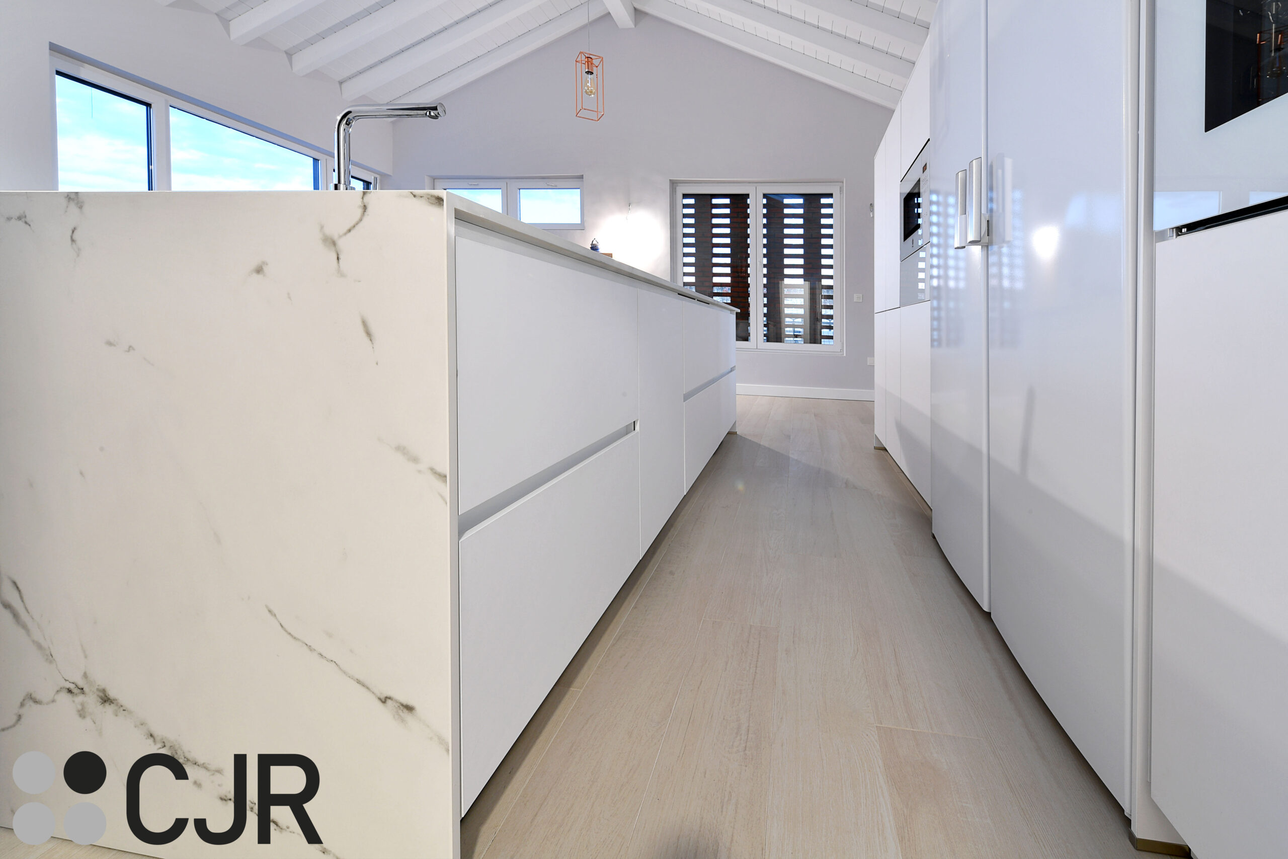 muebles bajos de isla en blanco y encimera dekton kairos cjr