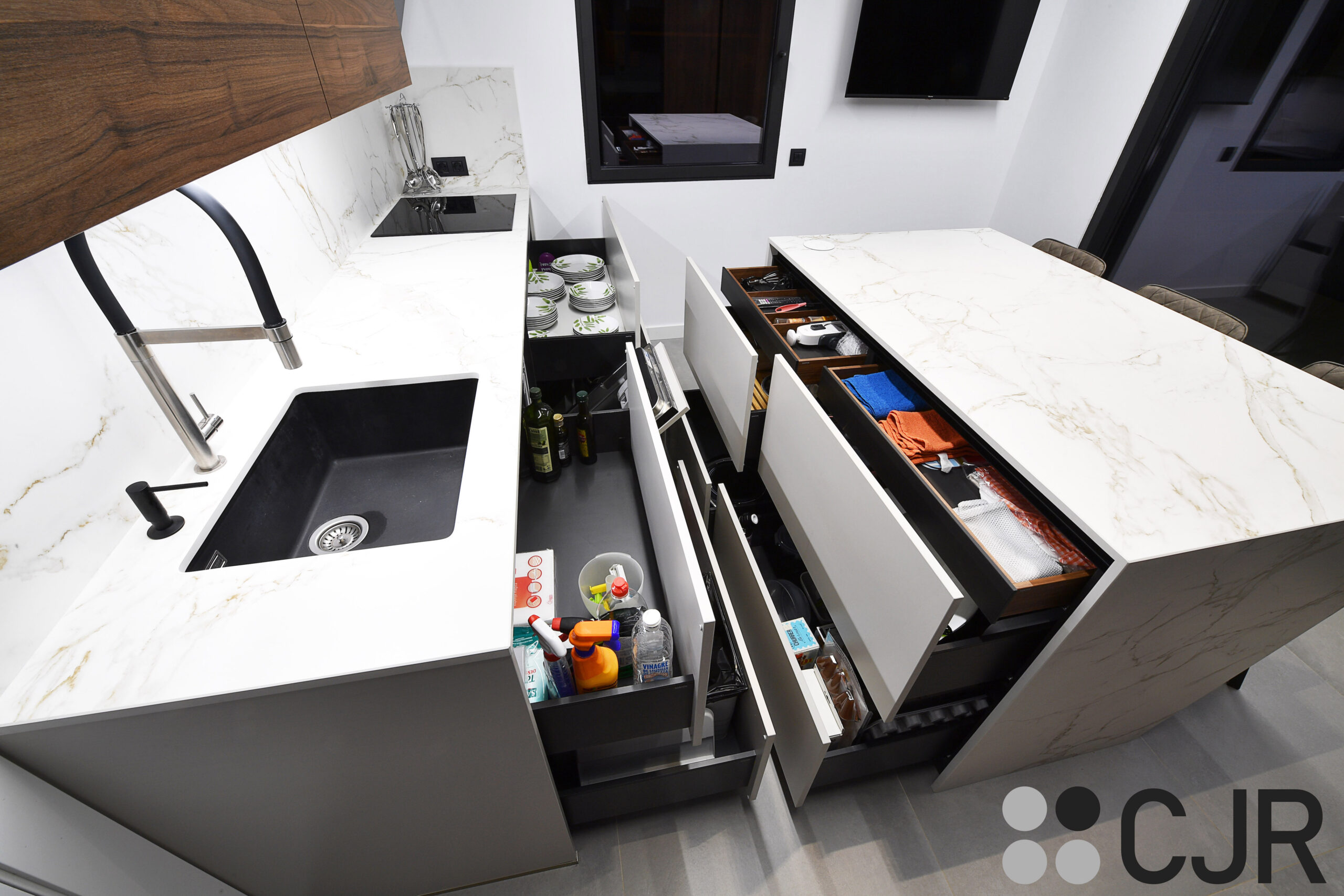 muebles bajos en gris con interior en negro cocina cjr