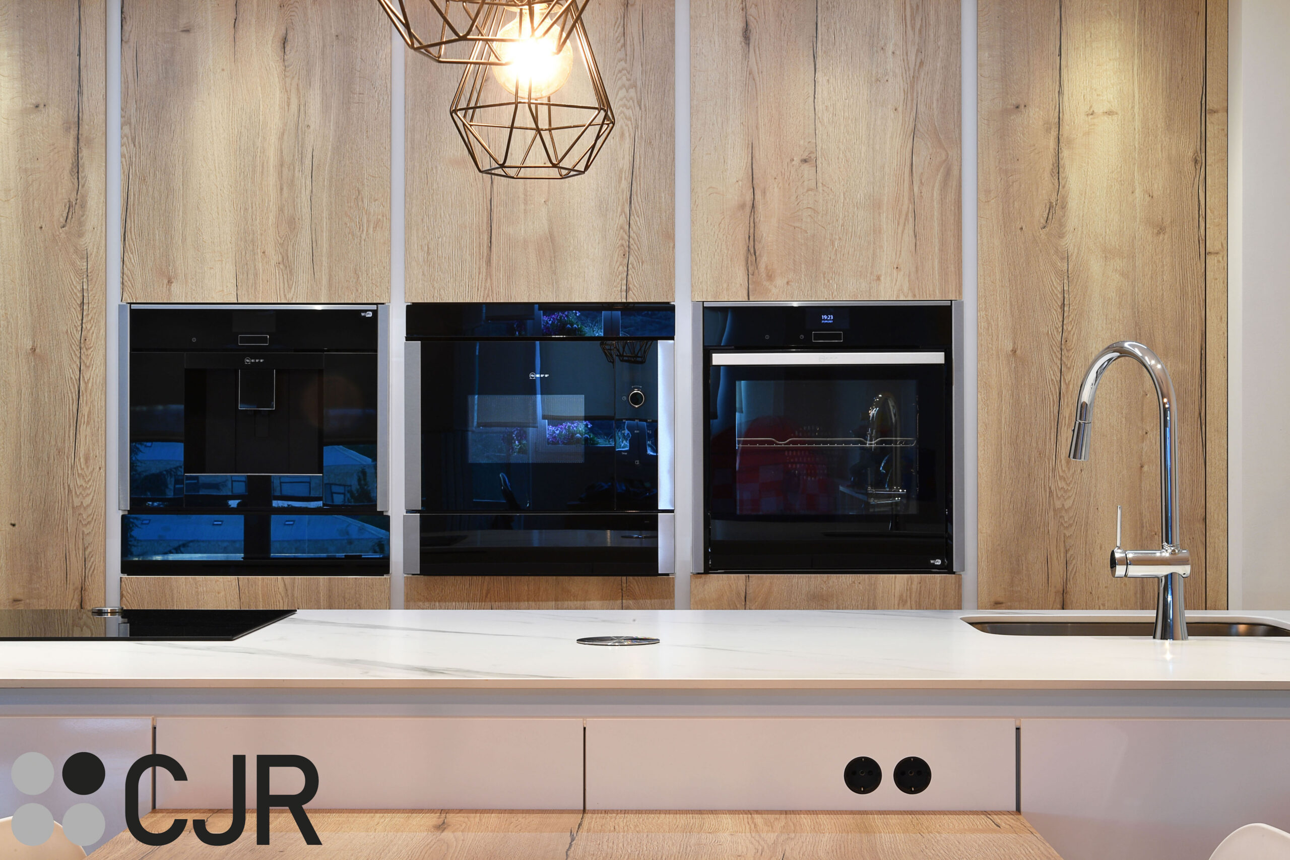 torres de cocina en madera con electrodomesticos de neff en negro cjr