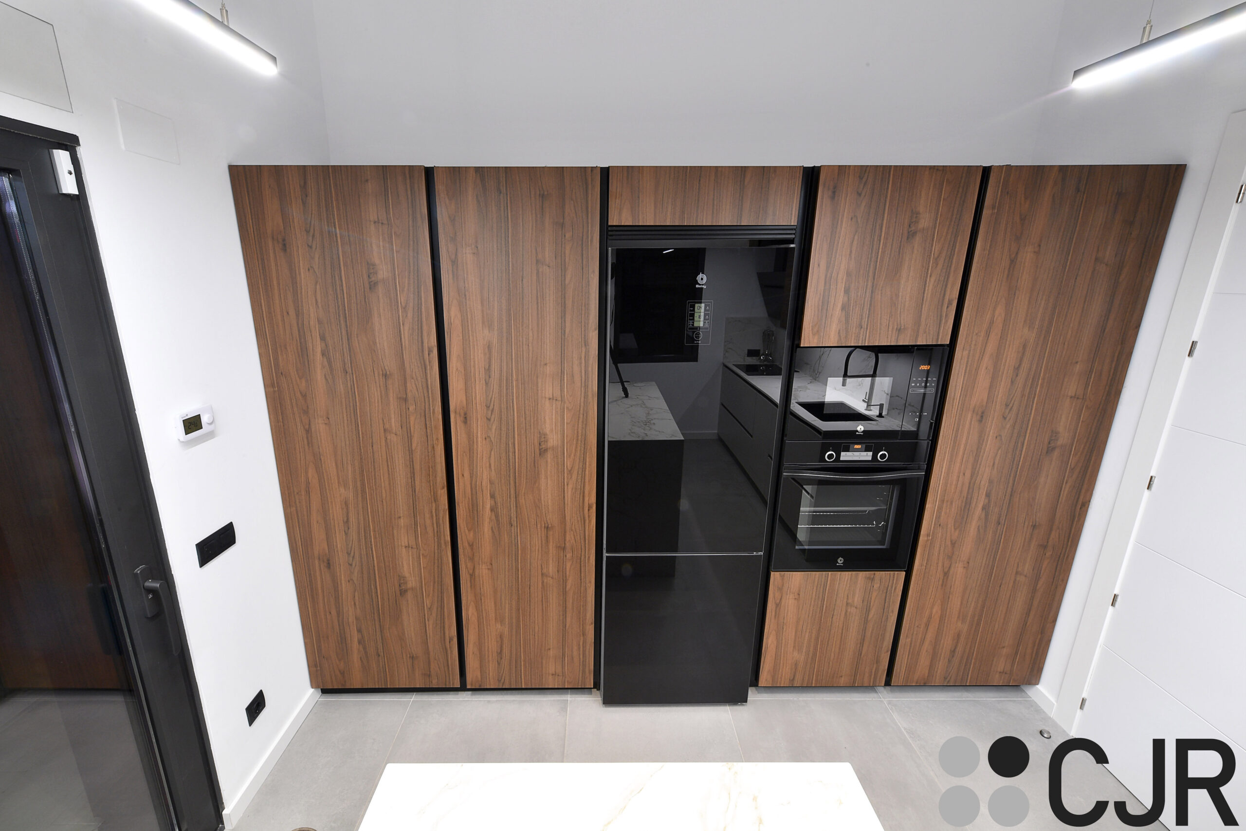 torres de cocina en madera nogal y negro amplio espacio almacenamiento cjr