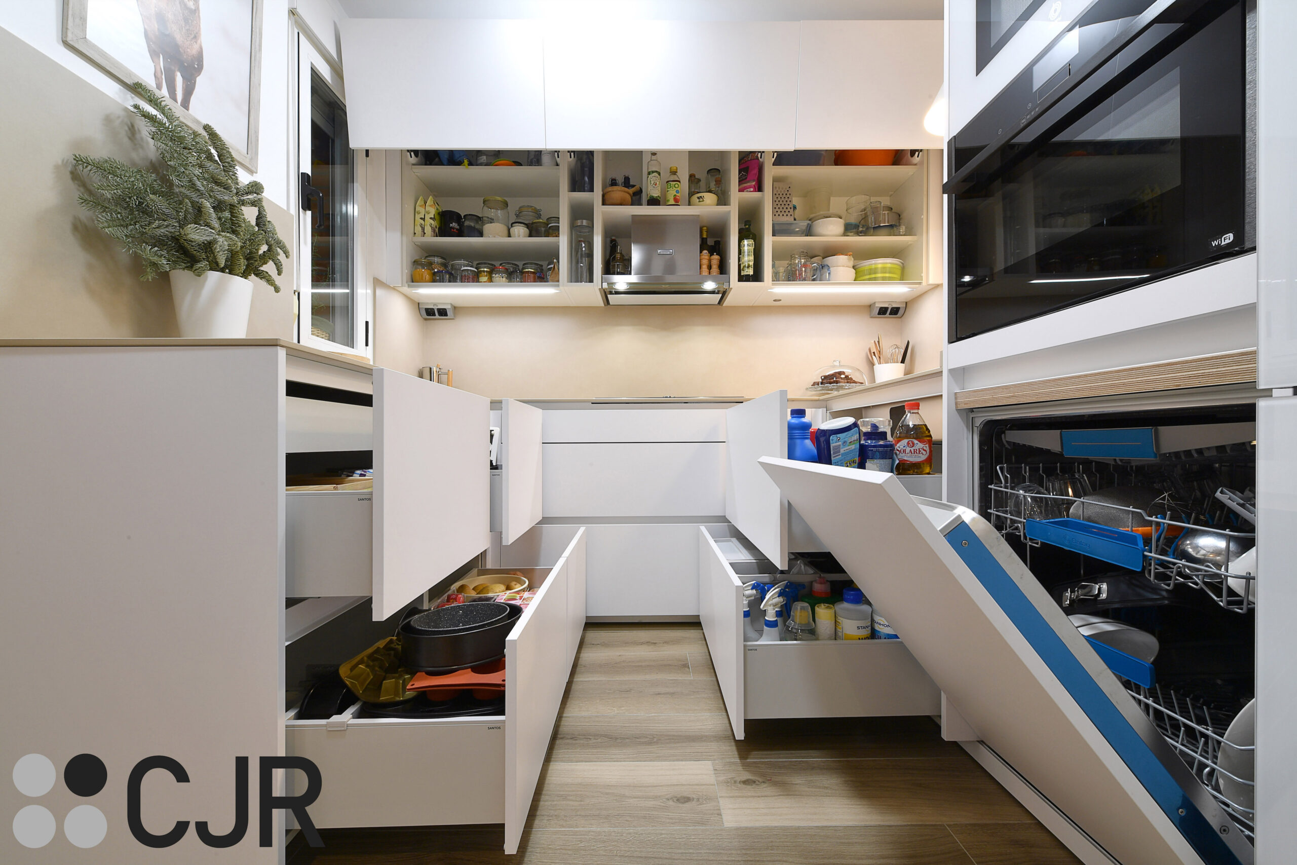 amplio espacio de almacenamiento en cocina pequeña cjr