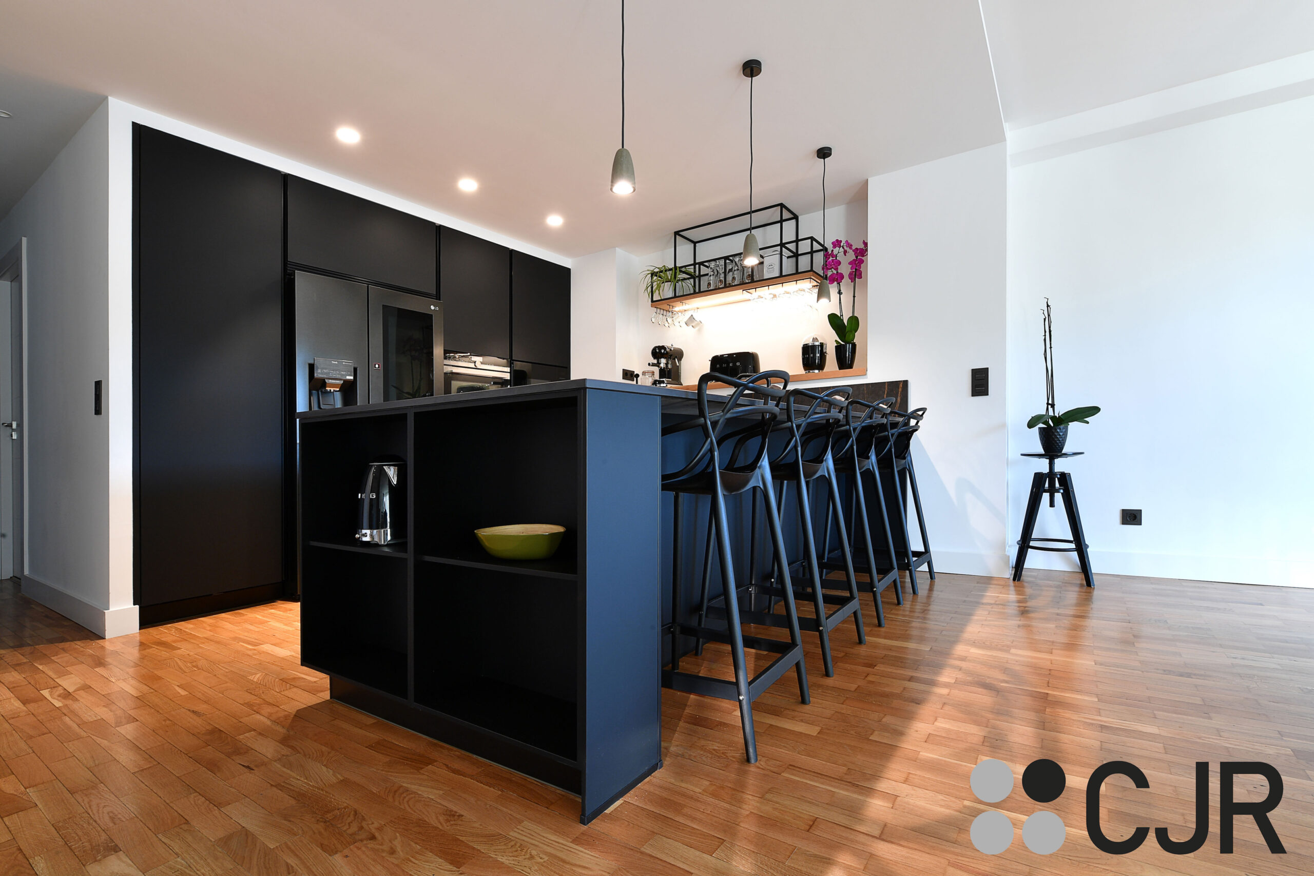 barra de cocina abierta al salon en negro cjr