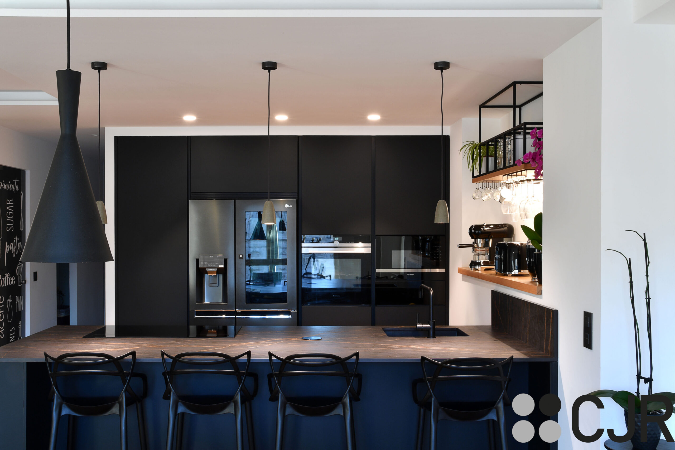 cocina abierta al salon moderna en color negro cjr