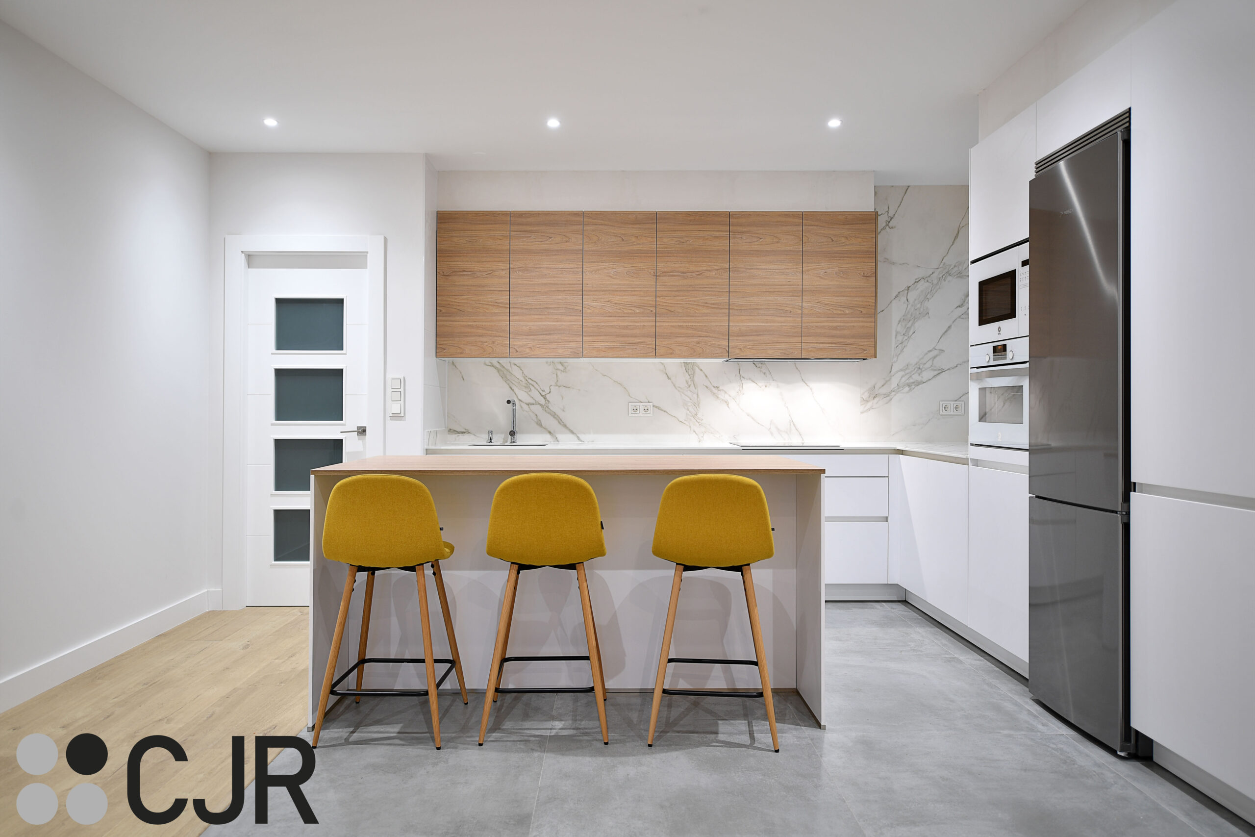 cocina blanca y madera con isla moderna cjr