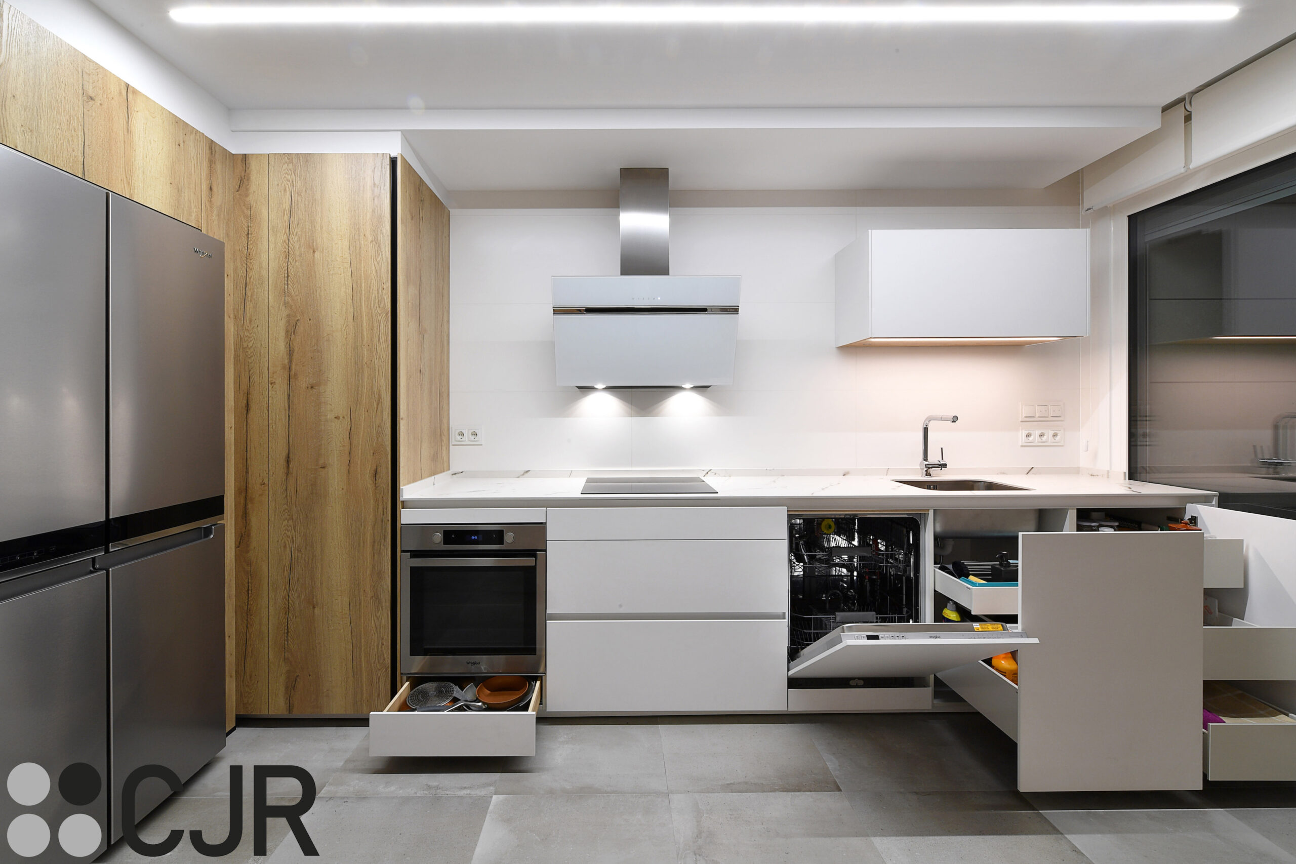 cocina blanca y madera muebles bajos cjr