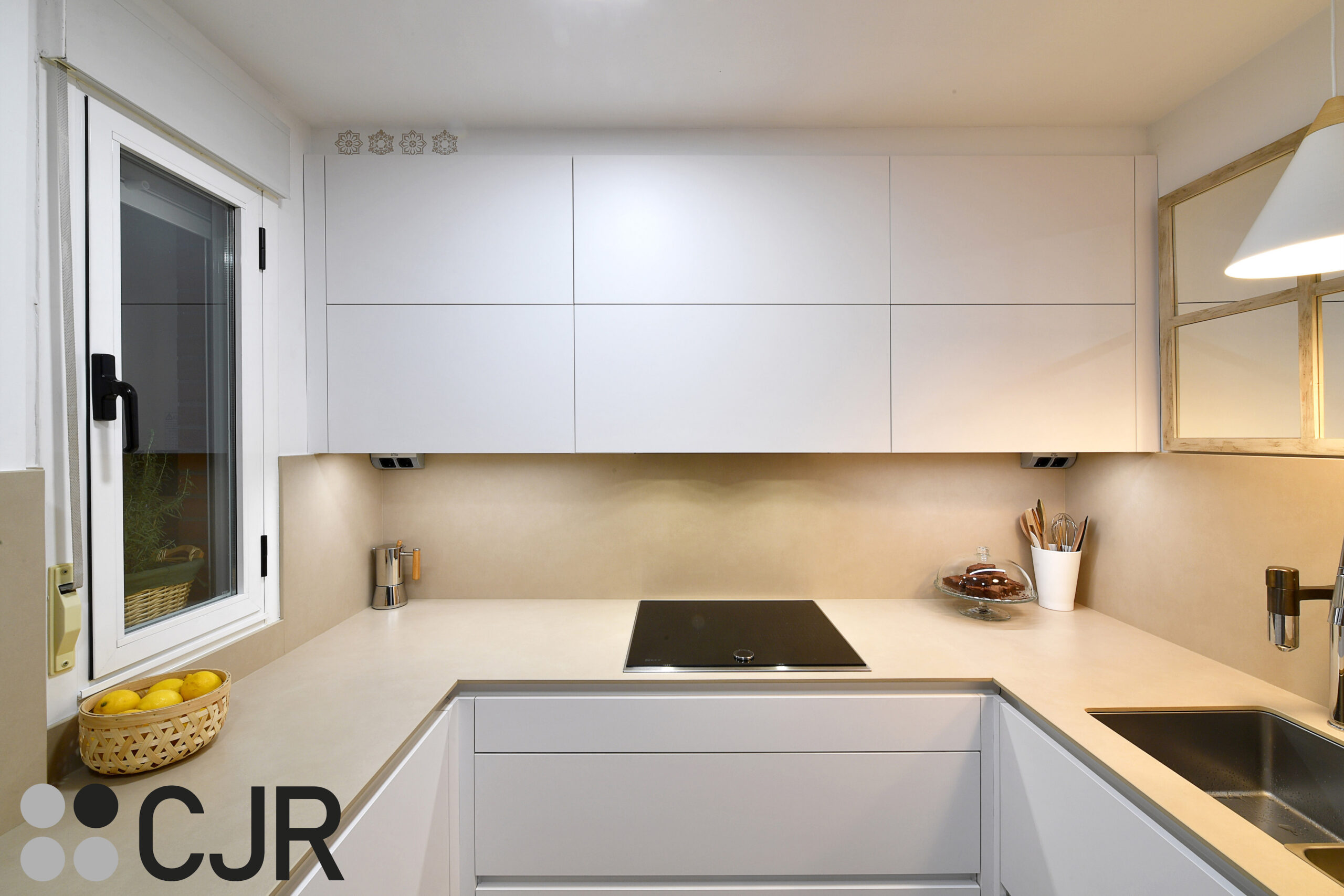 cocina en forma de u blanca y madera cjr