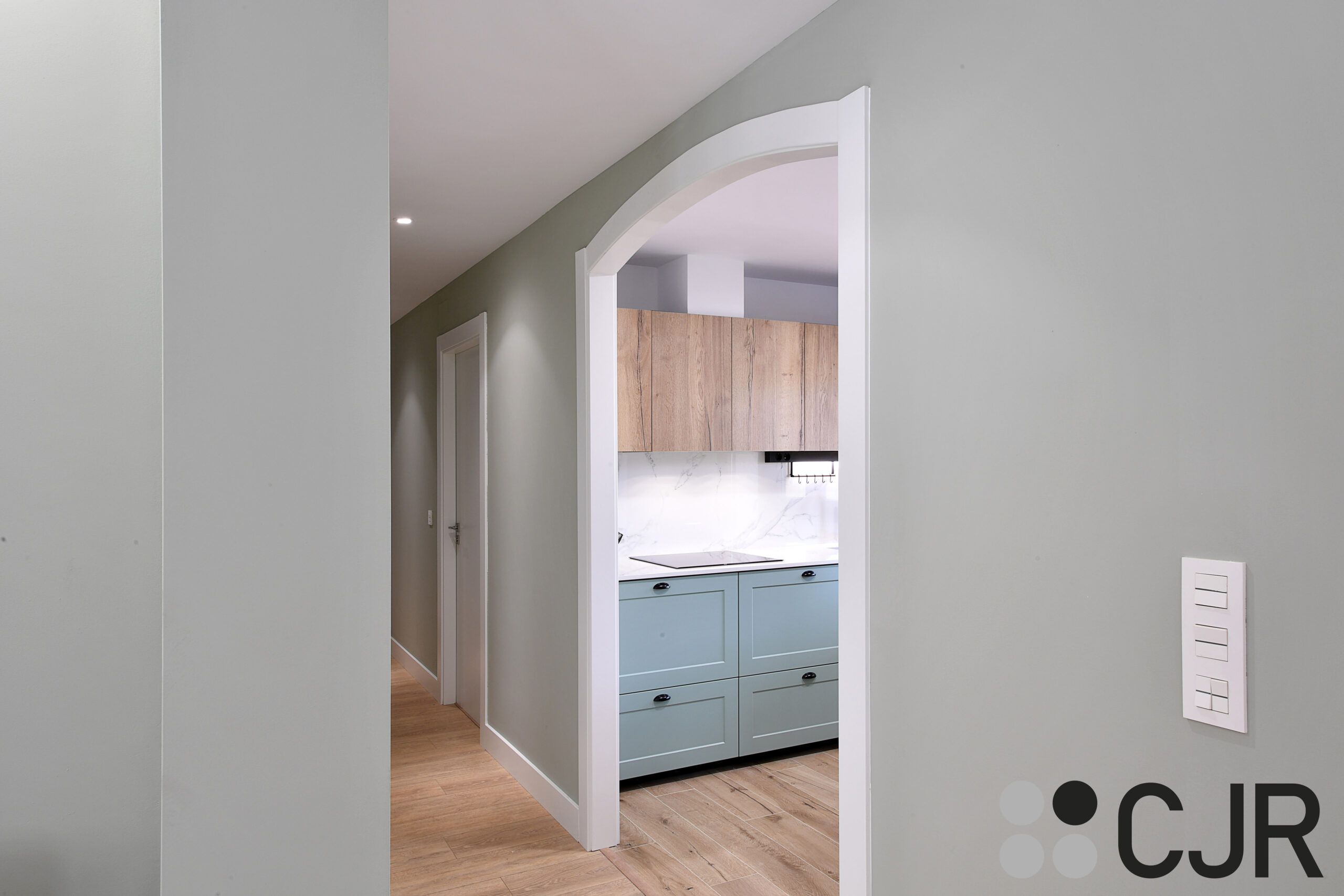 cocina en paralelo moderna con mesa cjr