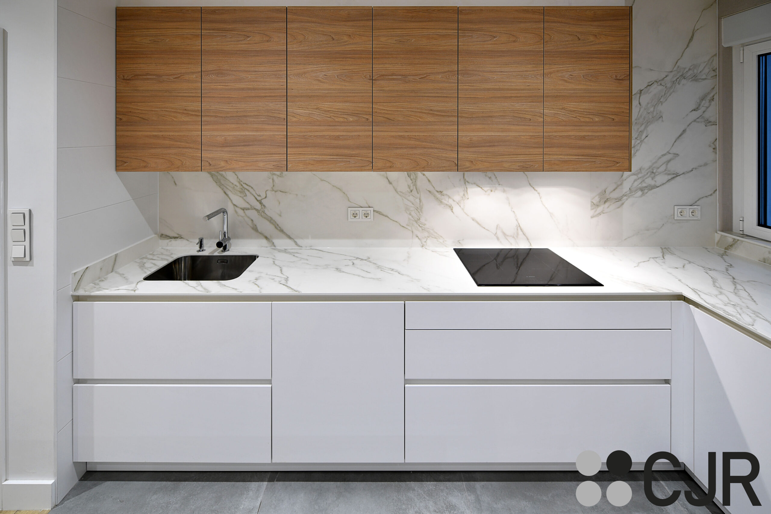 cocina madera y blanca con encimera neolith calacatta cjr