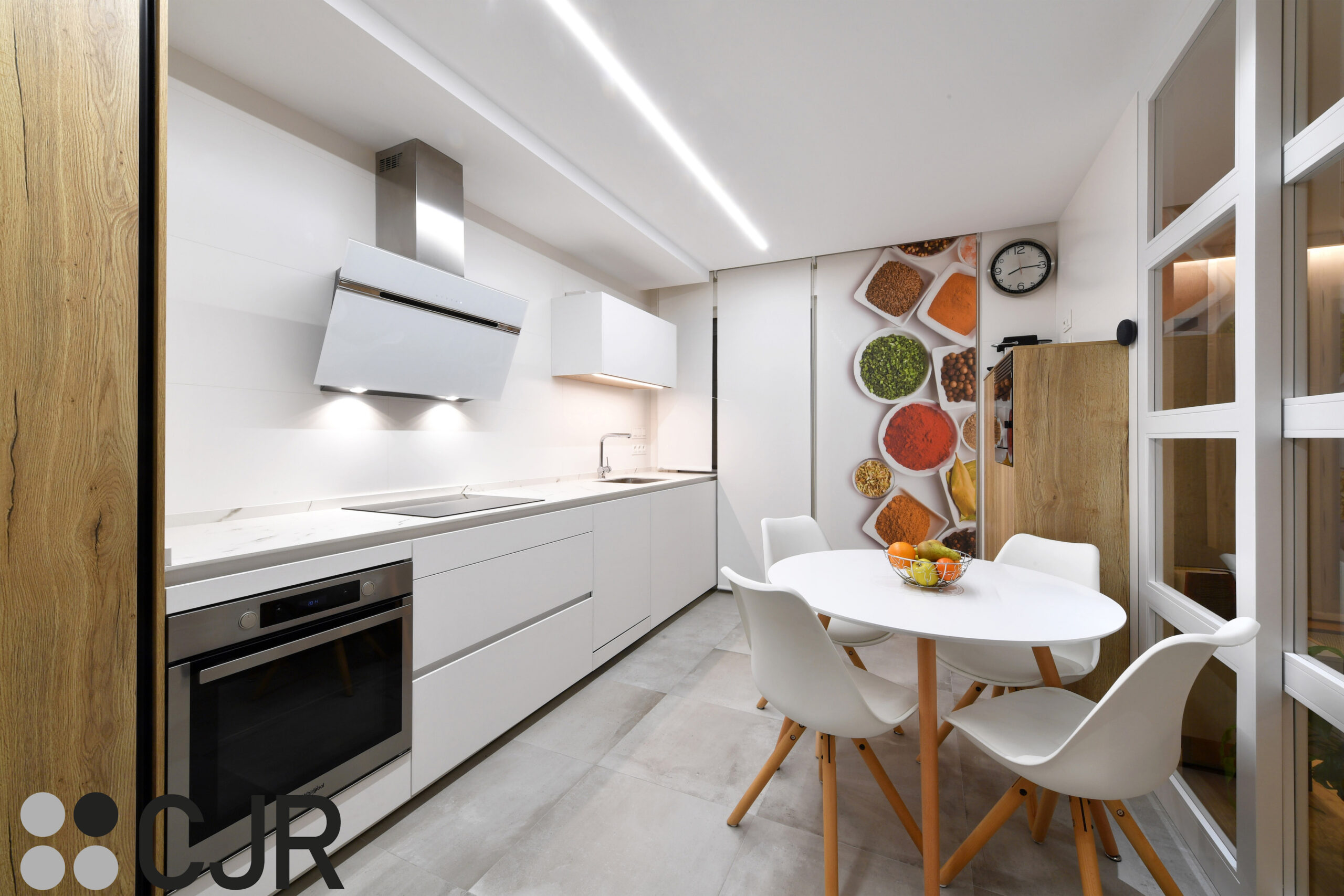 cocina madera y blanca con mesa blanca redonda cjr