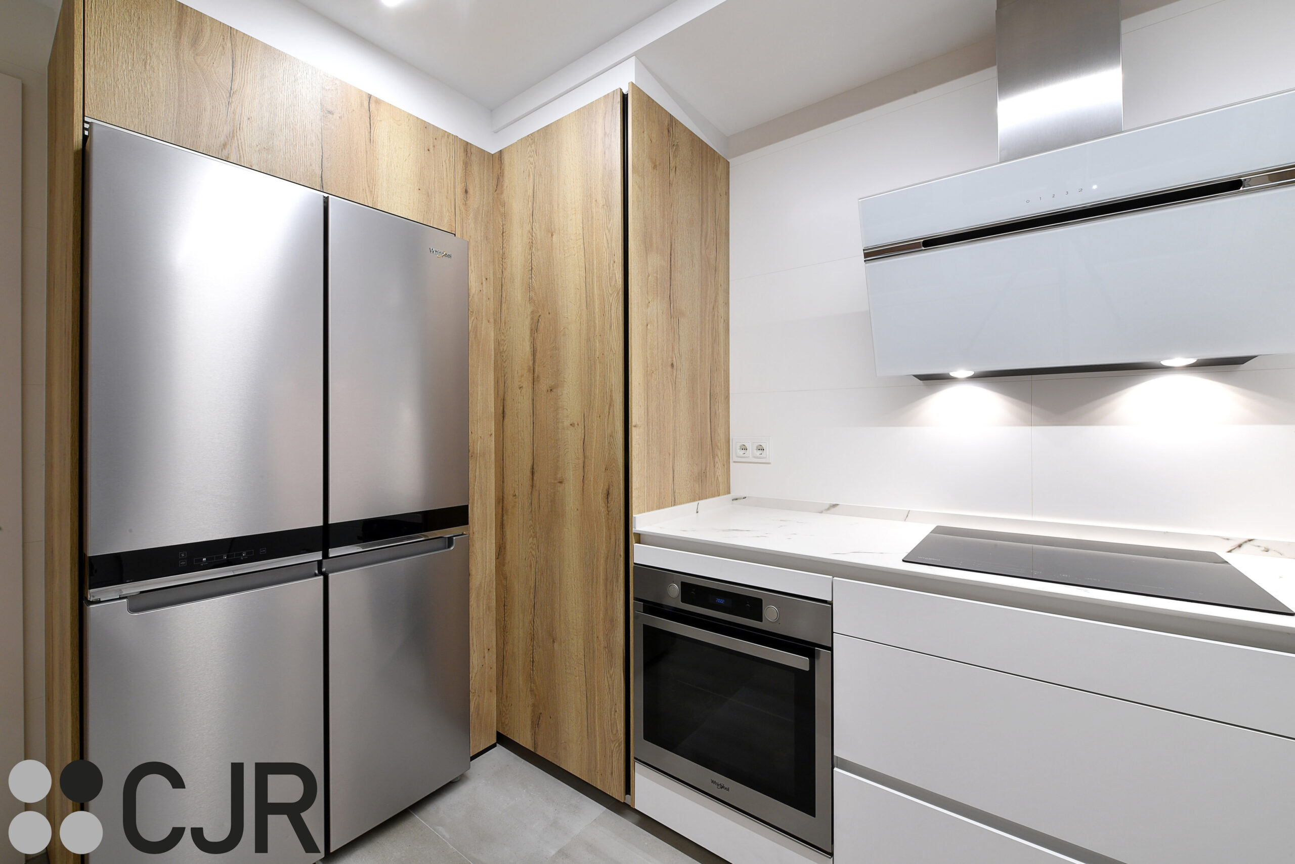 cocina madera y blanca moderna con mueble ciego cjr