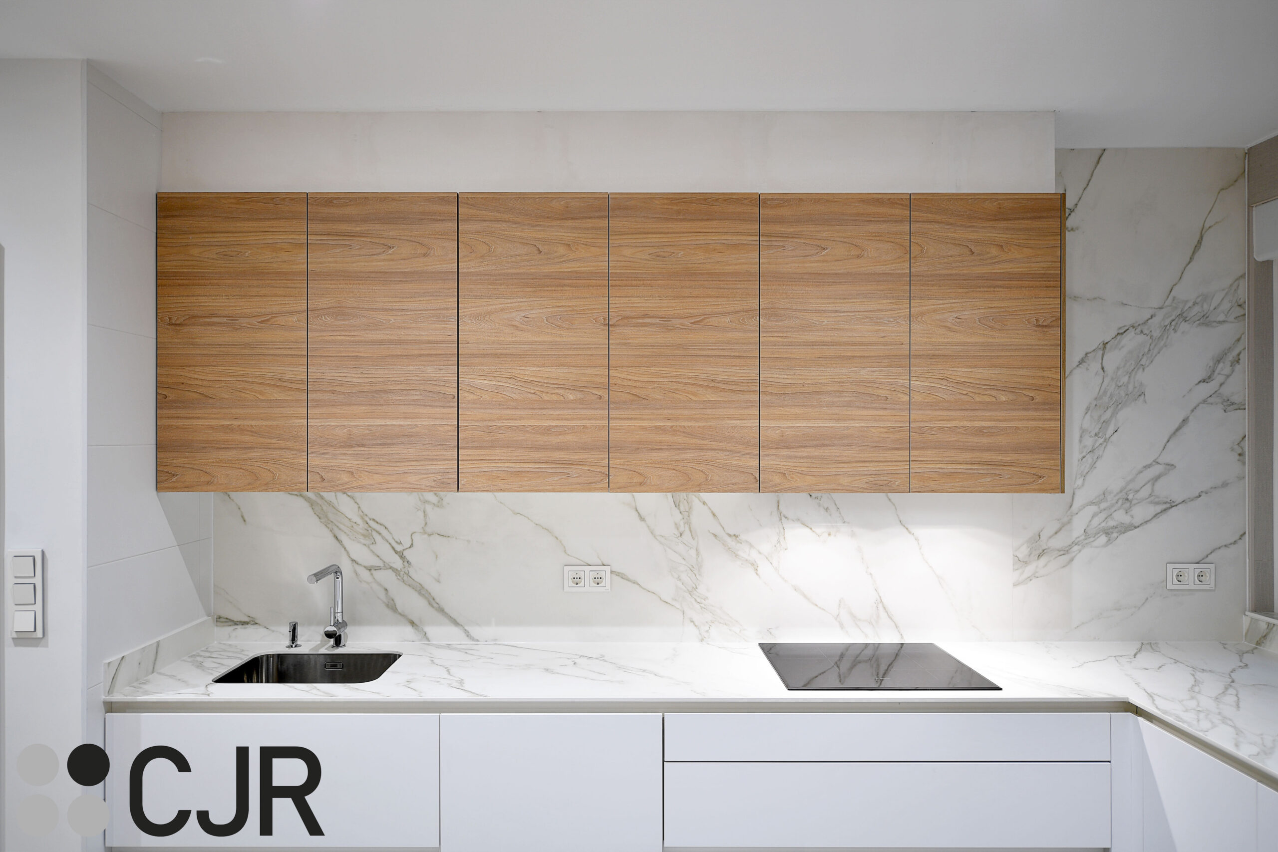 cocina madera y blanca neolith calacatta cjr