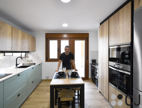 daniel colino en cocinas en paralelo modernas con mesa cjr