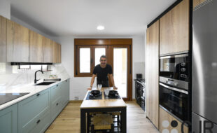 daniel colino en cocinas en paralelo modernas con mesa cjr