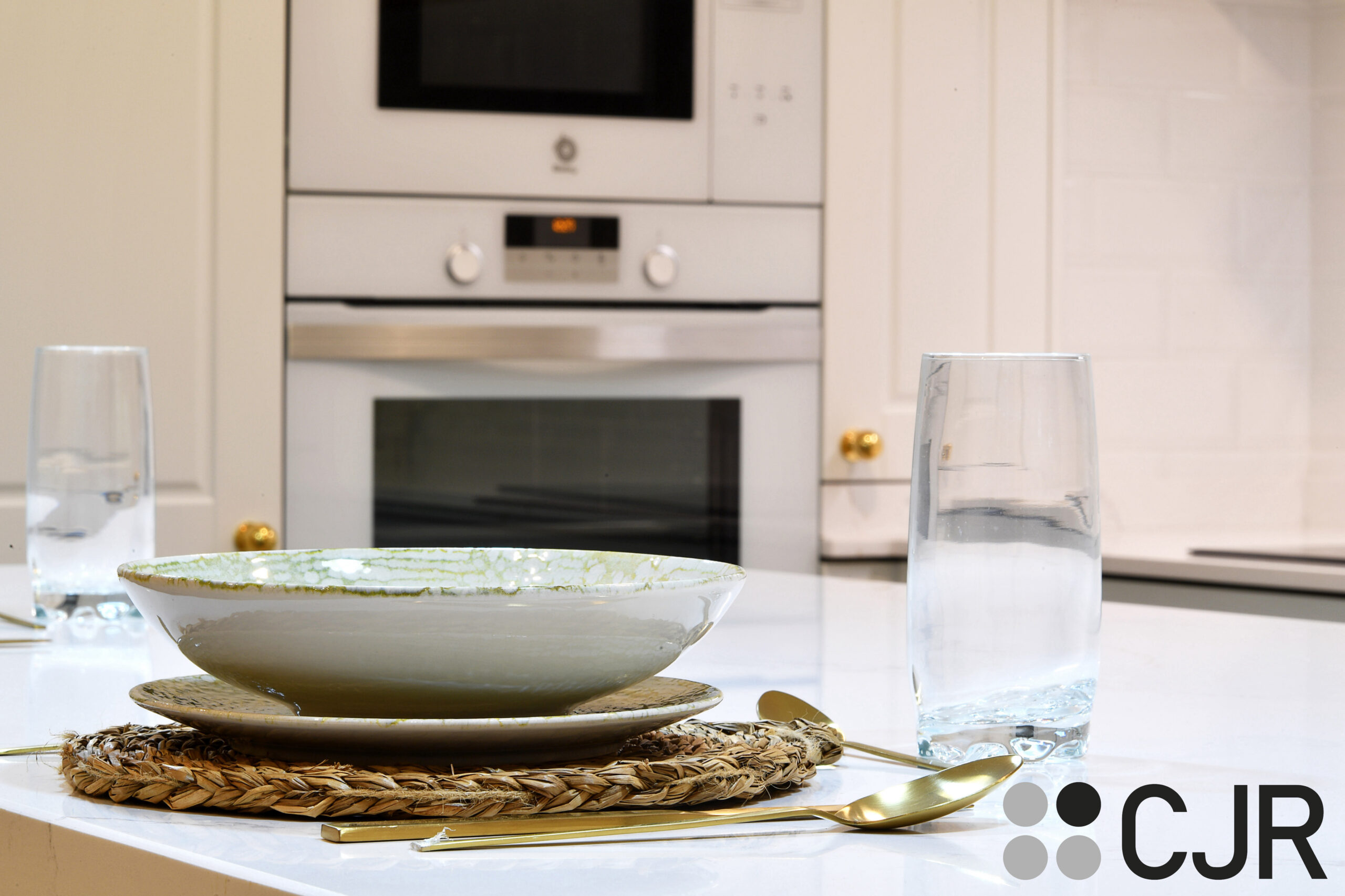 decoracion cocina moderna clasica en blanco azul y dorado cjr