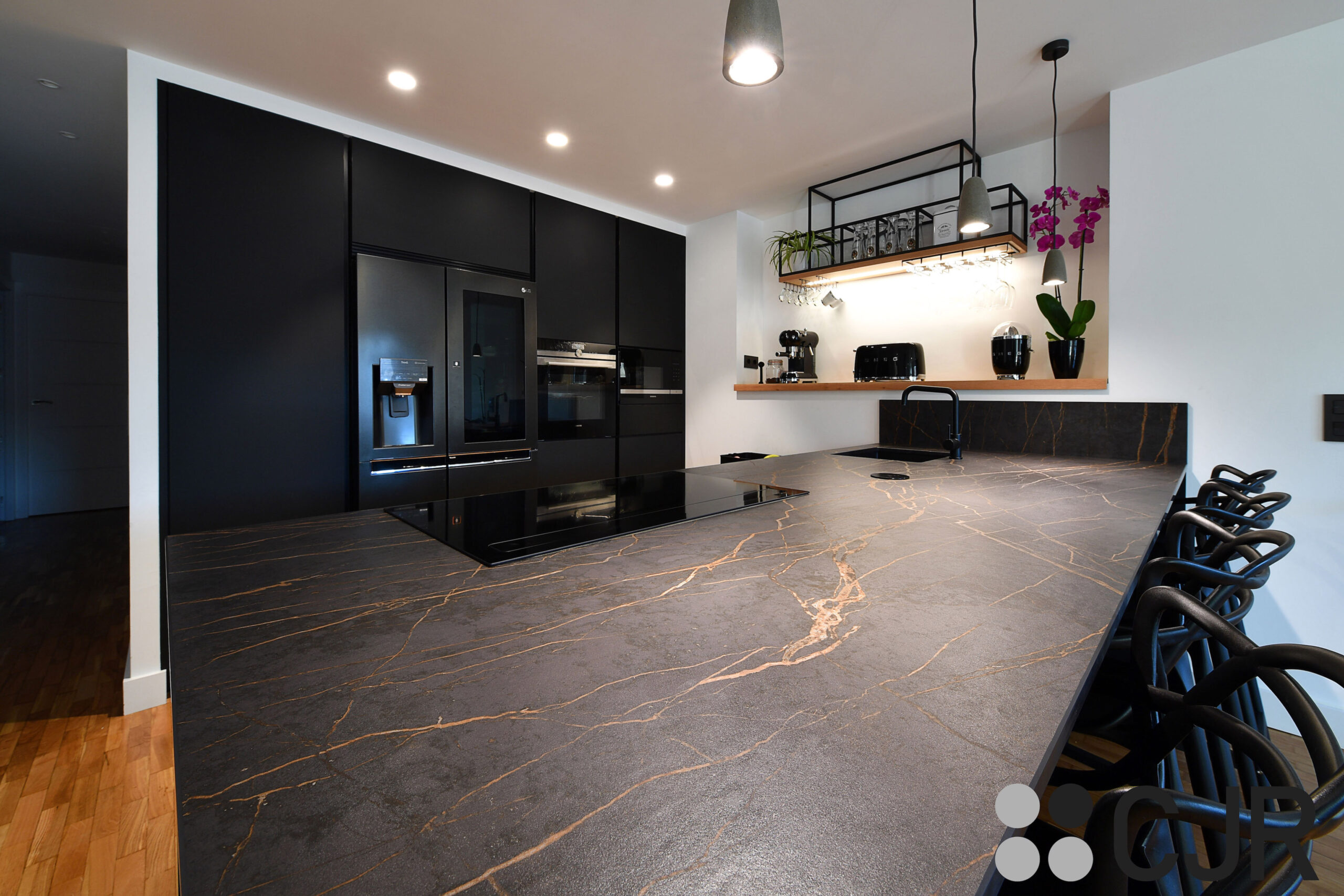 encimera dekton laurent en cocina negra abierta cjr