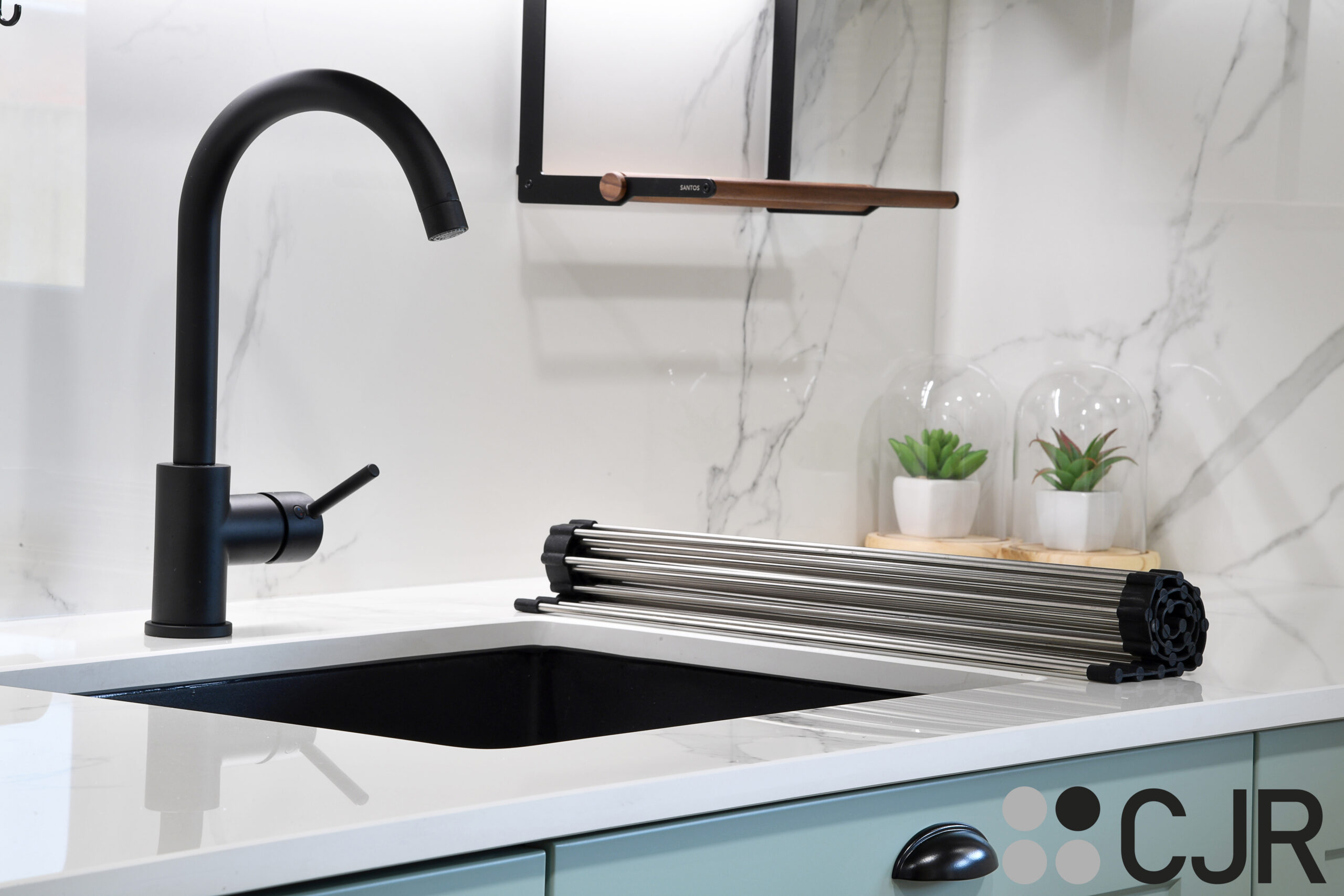 fregadero y escurre platos en negro en encimera dekton cjr