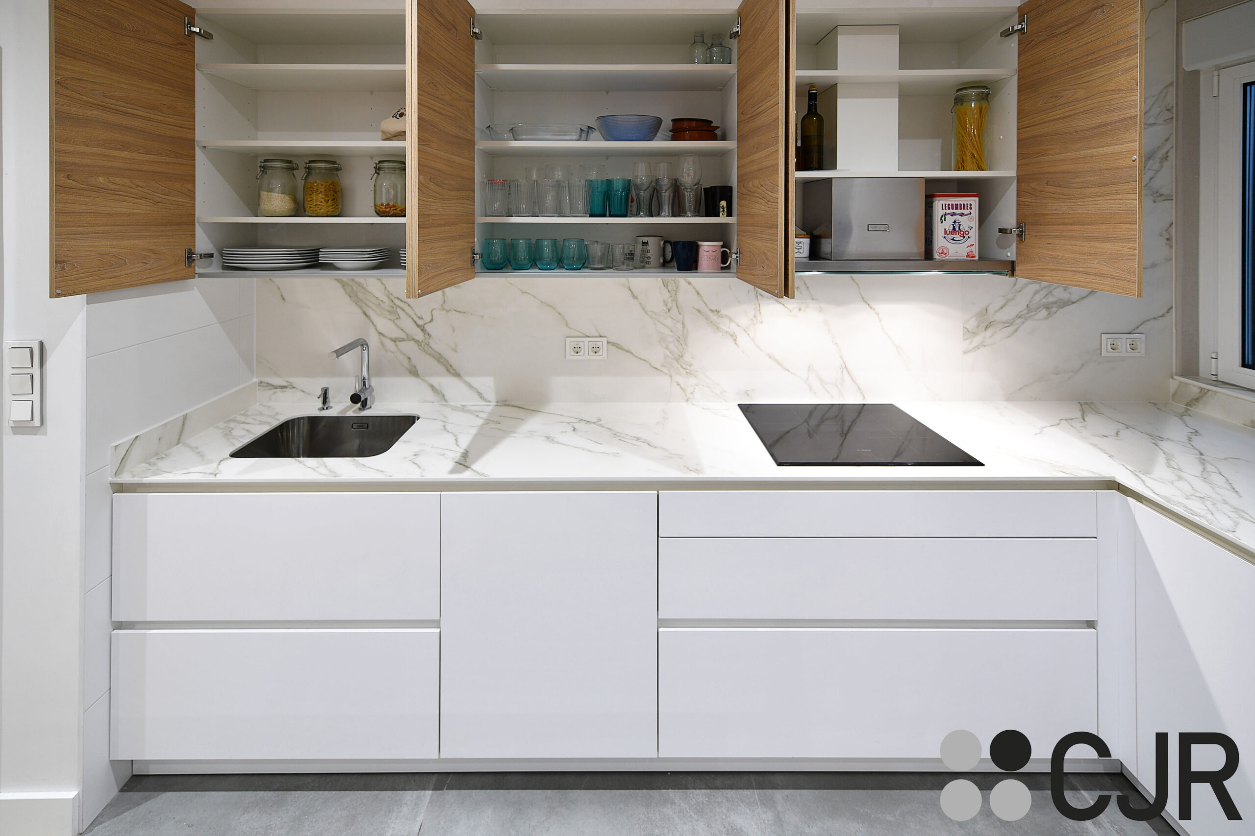 muebles altos amplios de cocina en blanco y madera cjr