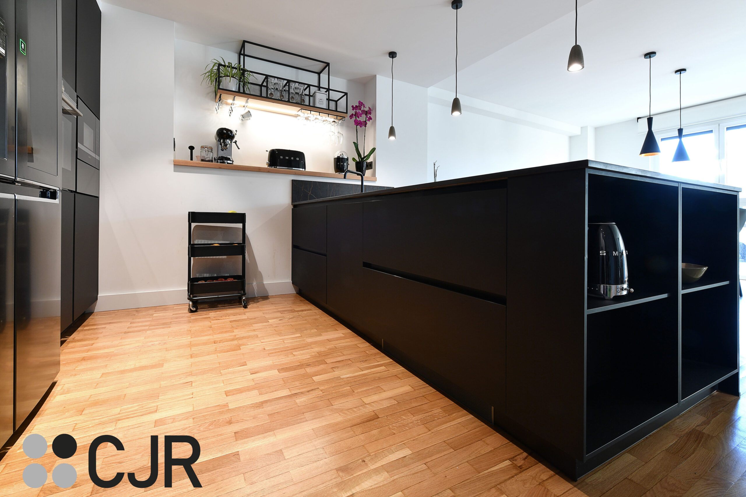 muebles bajos cocina negra abierta al salon cjr