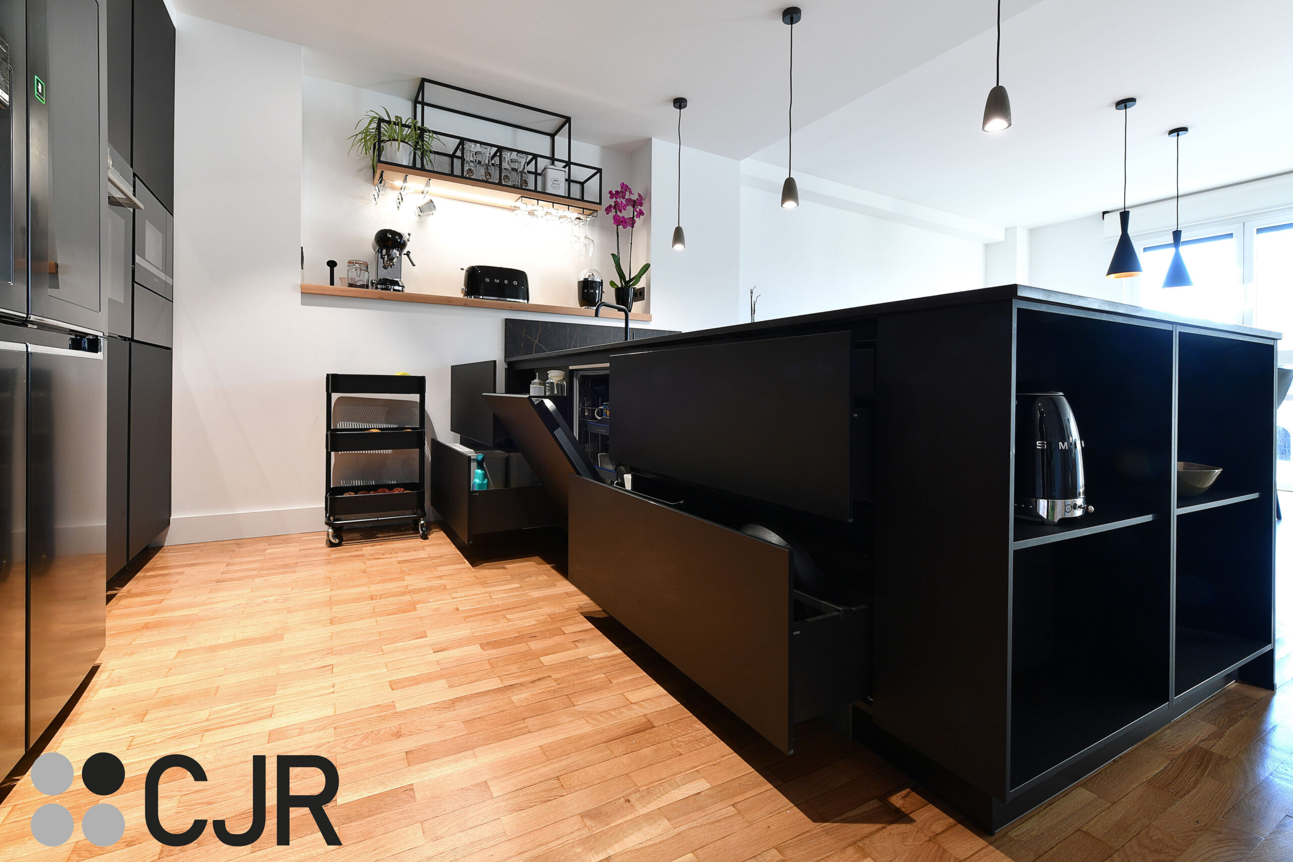 muebles bajos en negro de cocina moderna abierta cjr