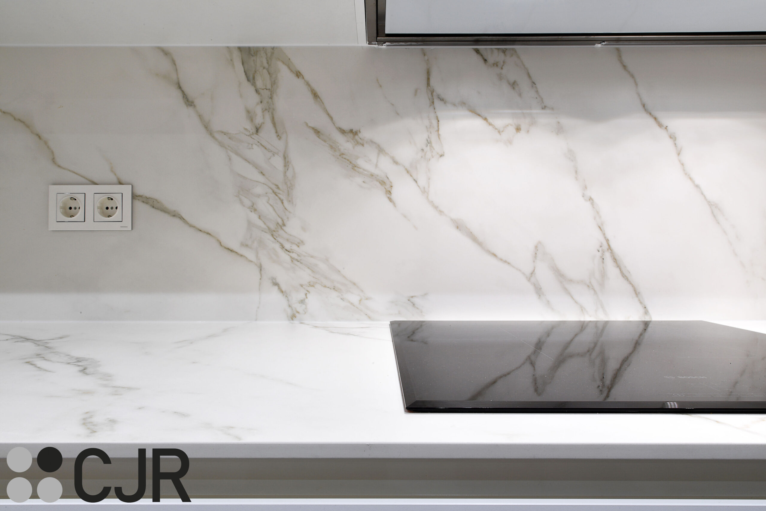 placa de induccion sobre encimera neolith calacatta cjr
