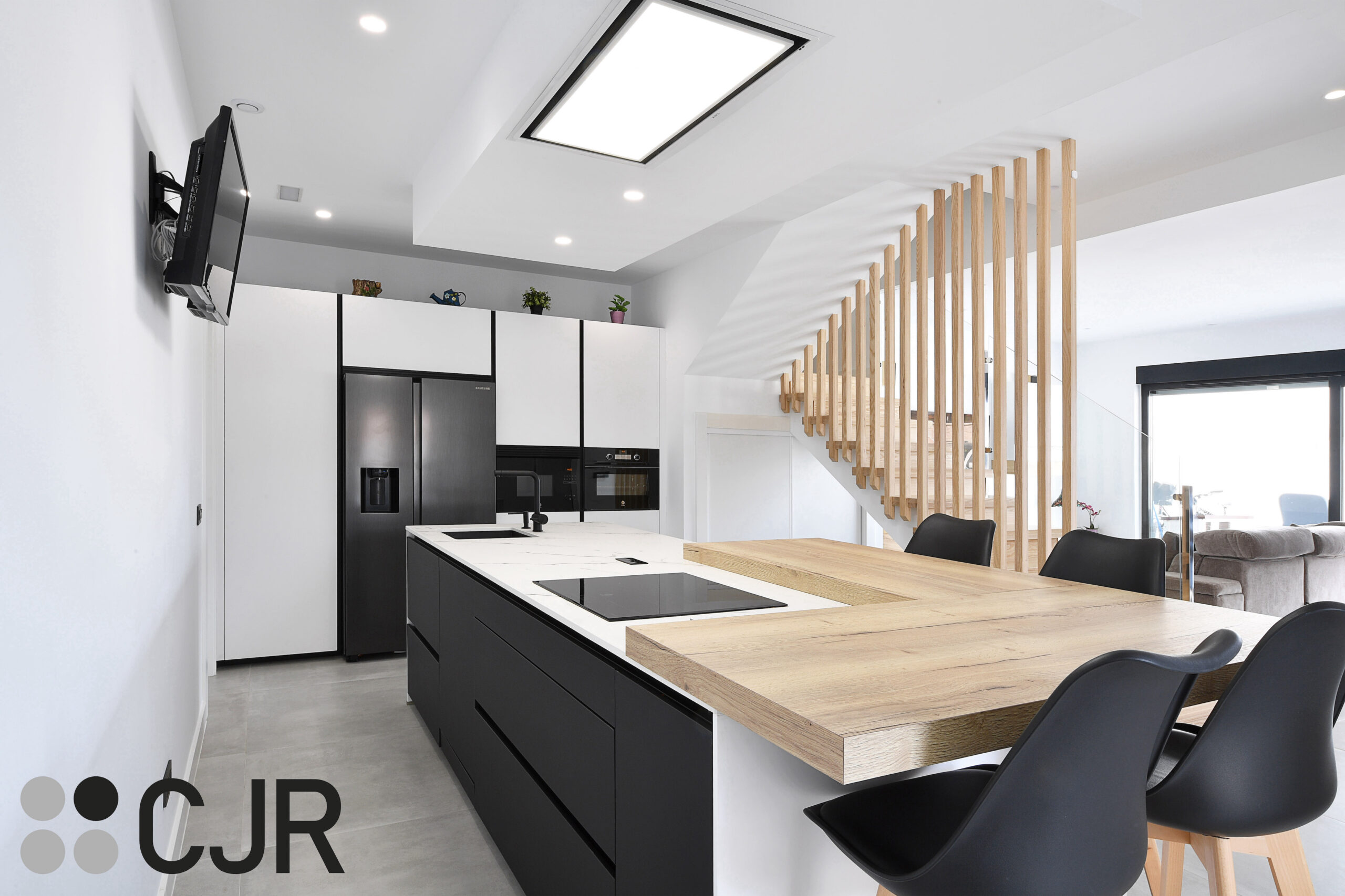 Cocina con isla en blanco y negro • Kitchen in