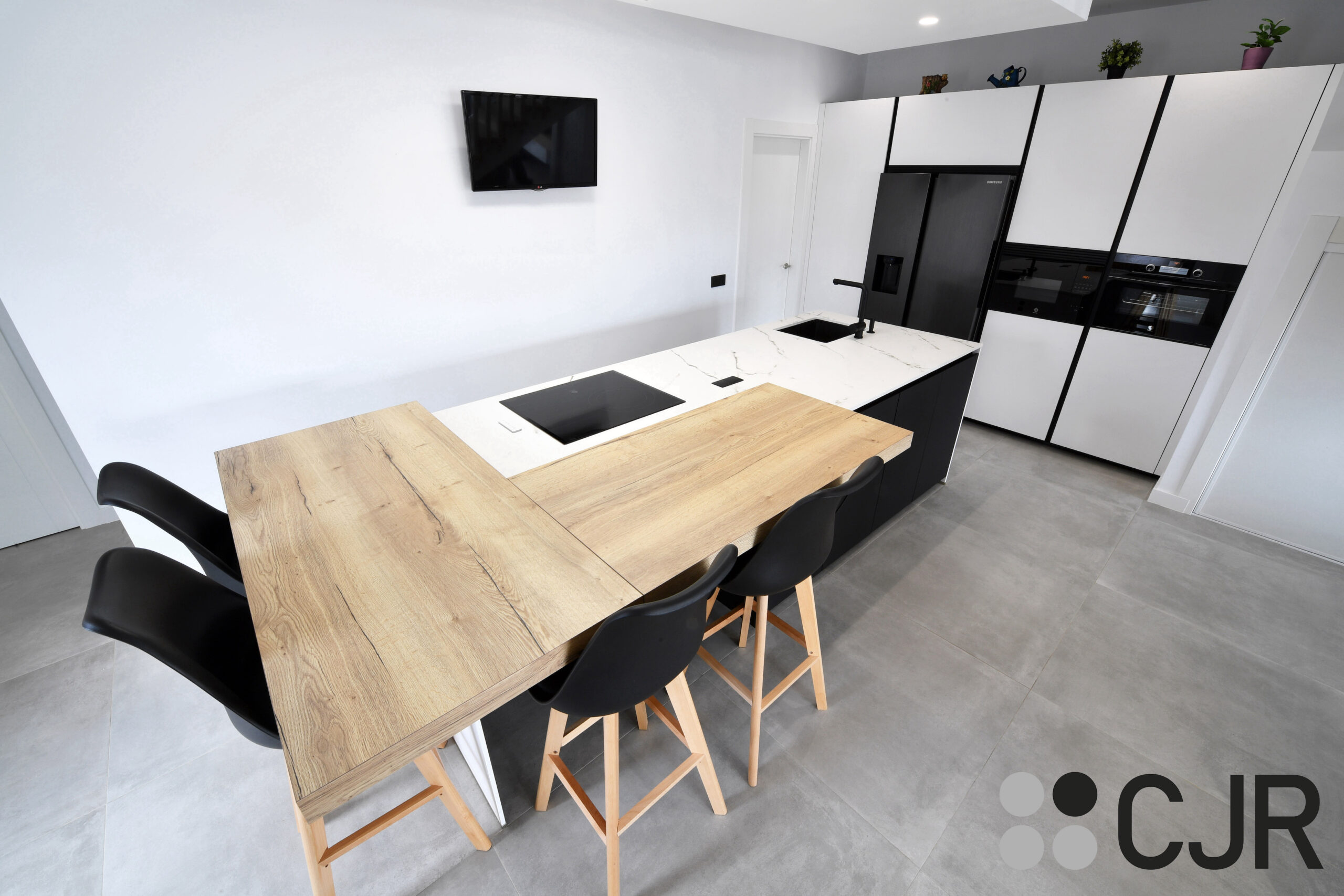 cocina con isla en dekton kairos con mesado de madera cjr