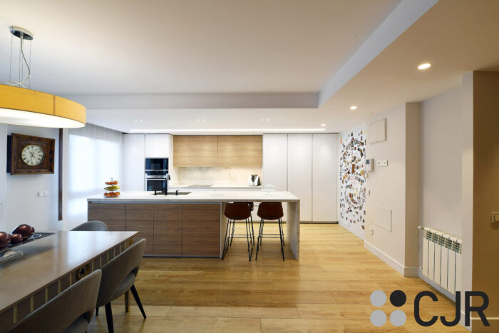 cocina con isla moderna madera y blanca cjr