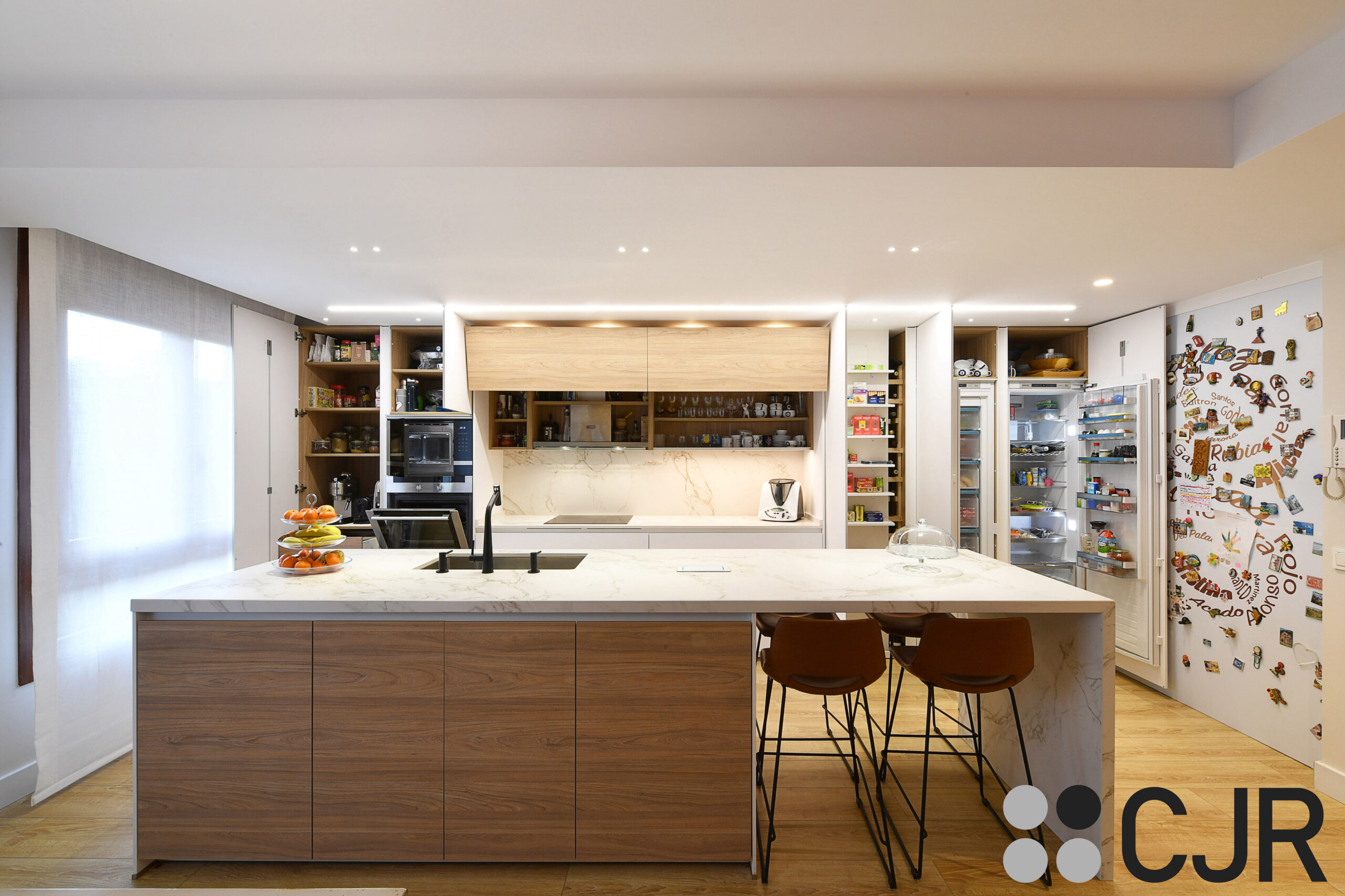 cocina nordica blanca y madera con isla cjr