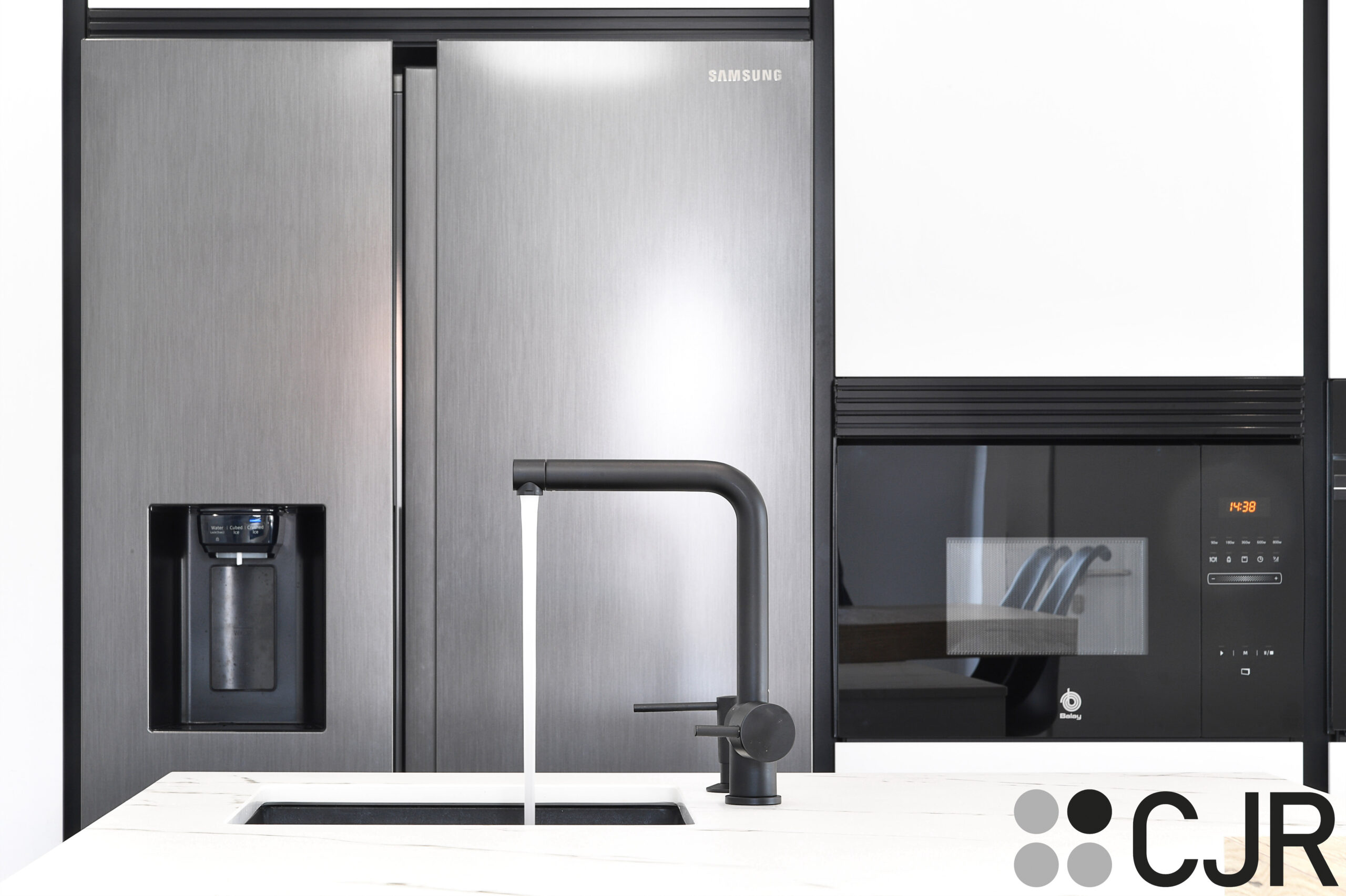 grifo y fregadero en negro modernos en encimera dekton kairos cjr