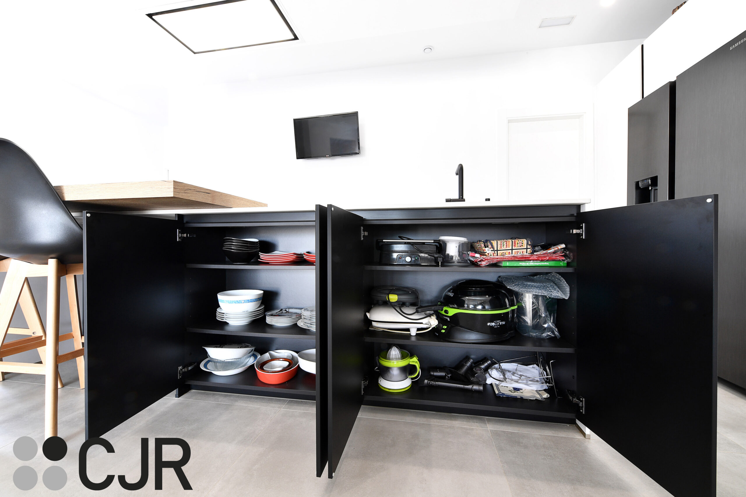 muebles bajos de isla de cocina en negro cjr