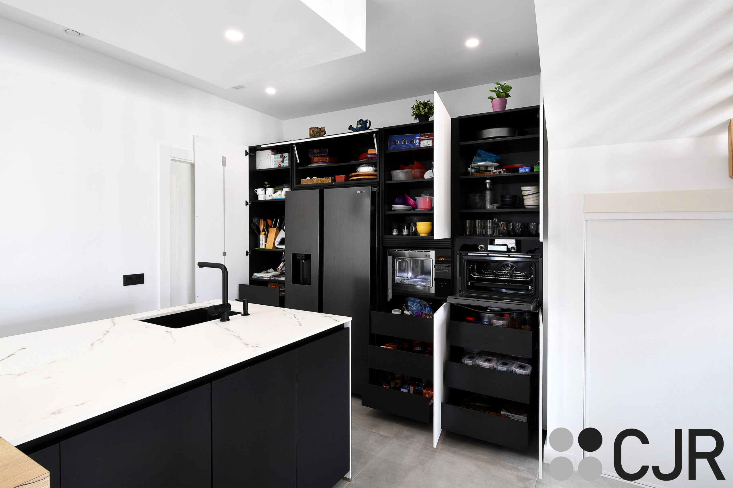 torres de cocina en color negro con isla en dekton kairos cjr