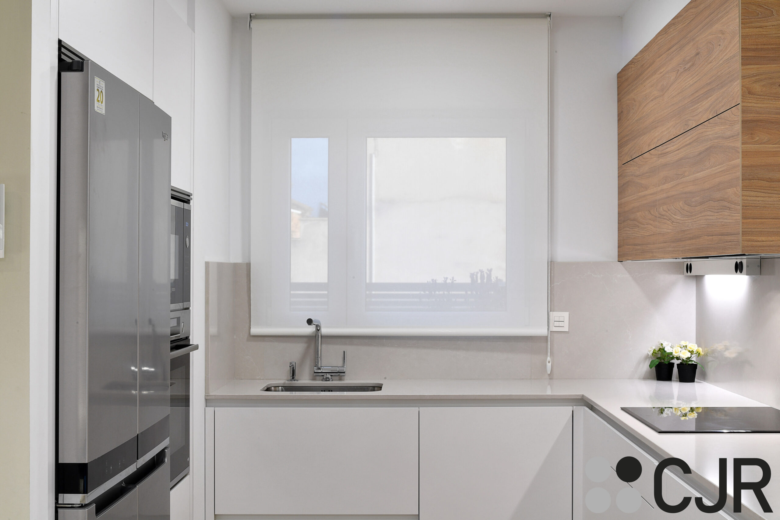 cocina blanca y madera con electrodomesticos en inox cjr