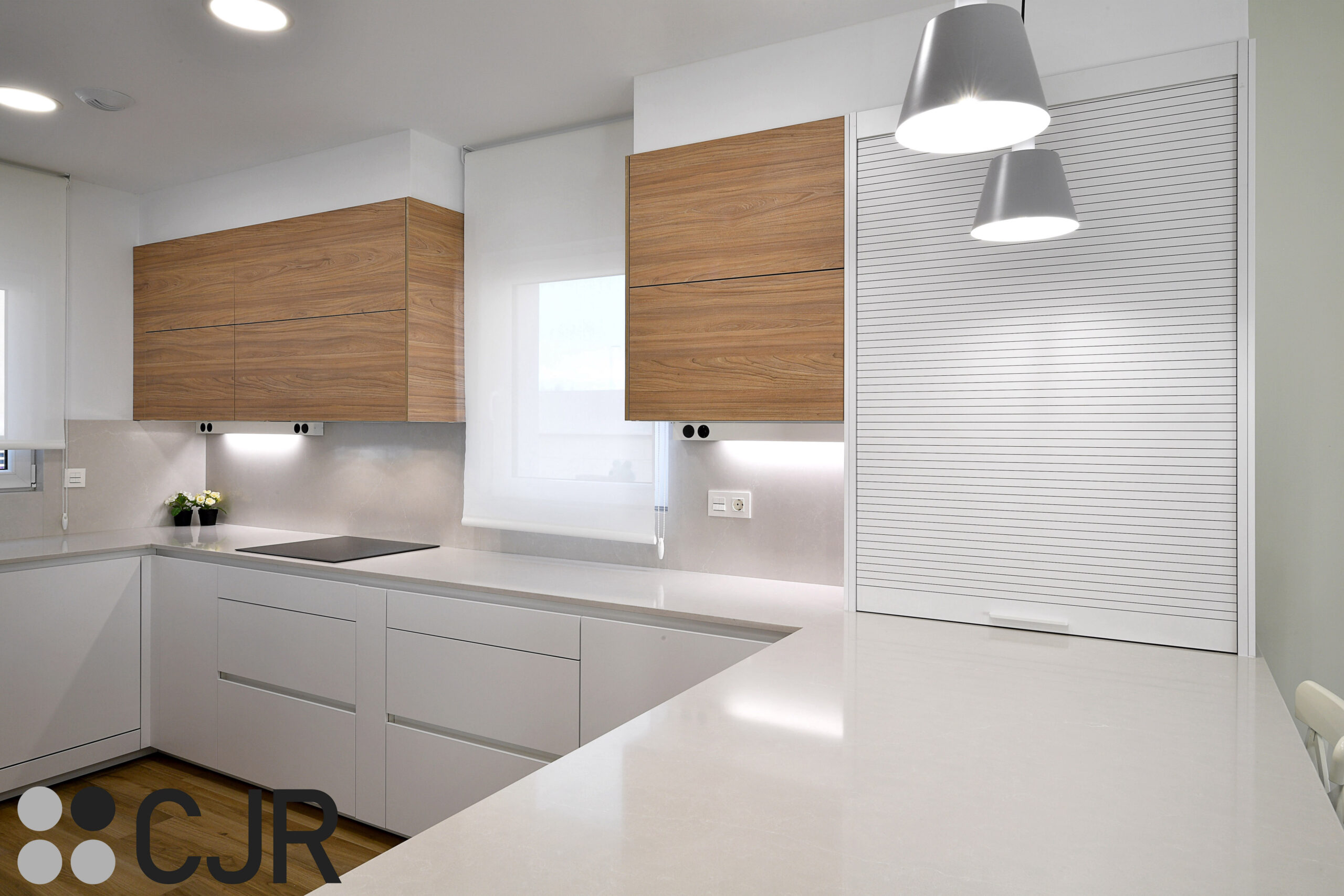 cocina blanca y madera con maxima capacidad cjr