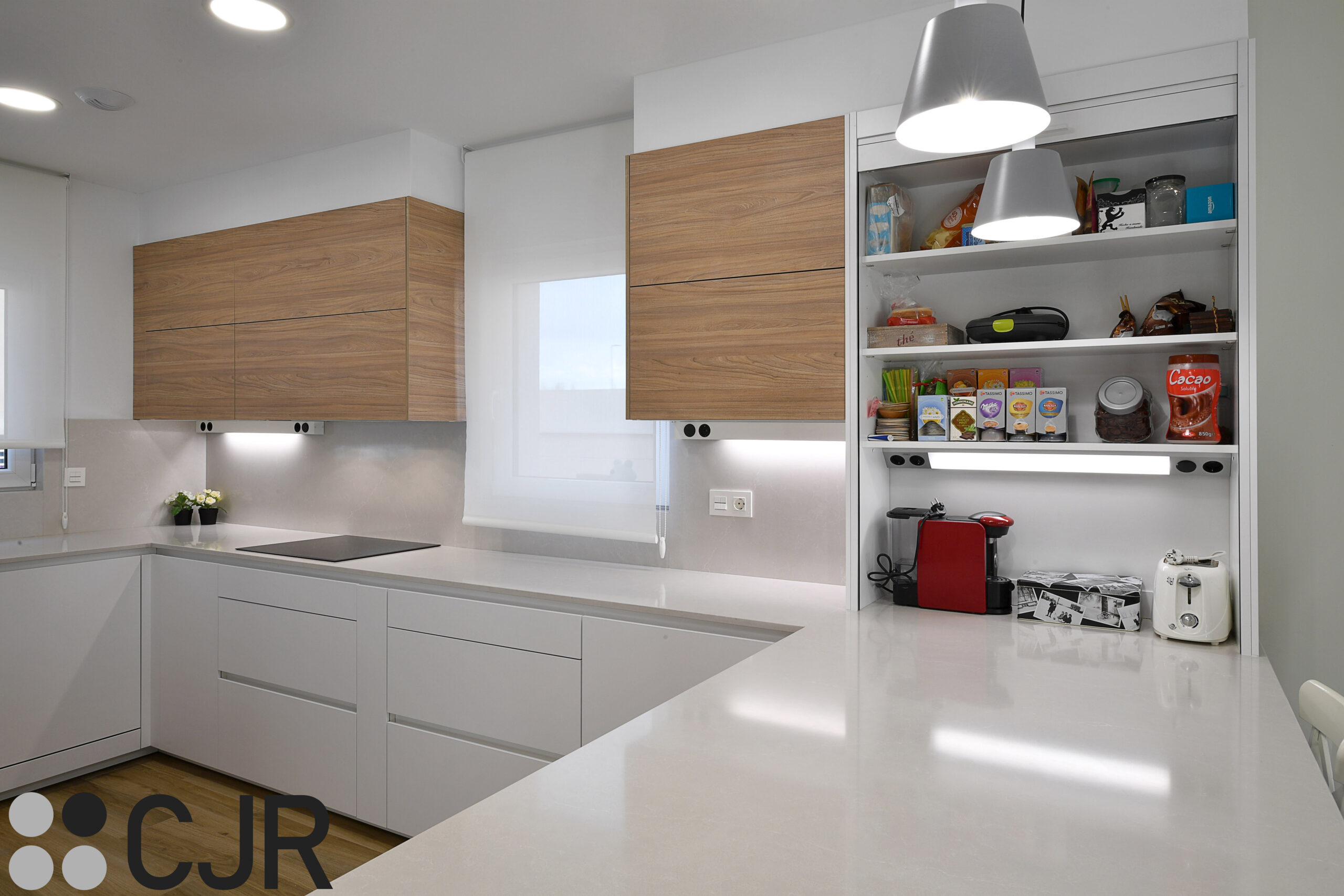 cocina con peninsula madera y blanca cjr