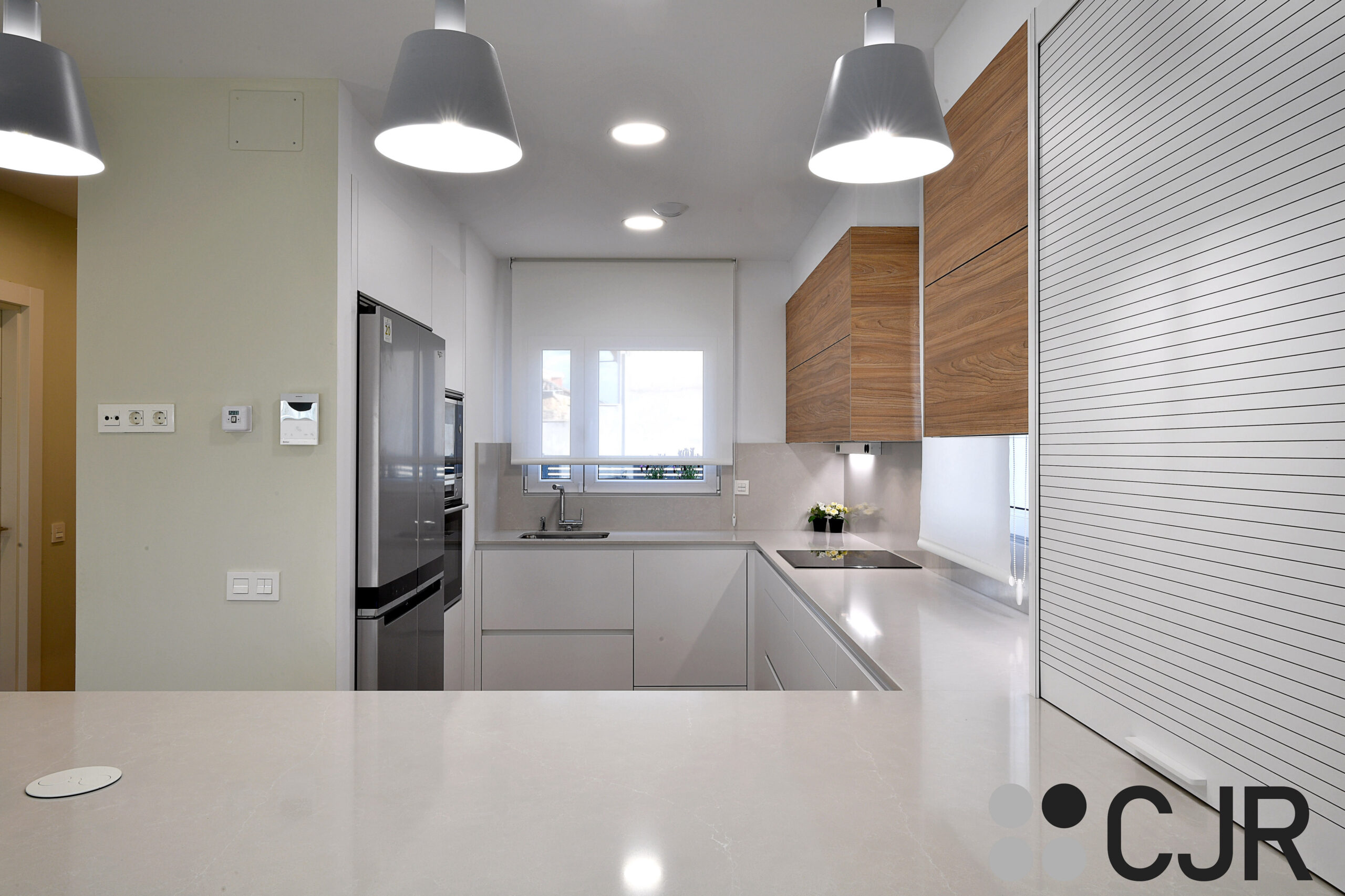 cocina madera y blanca mate con peninsula silestone cjr