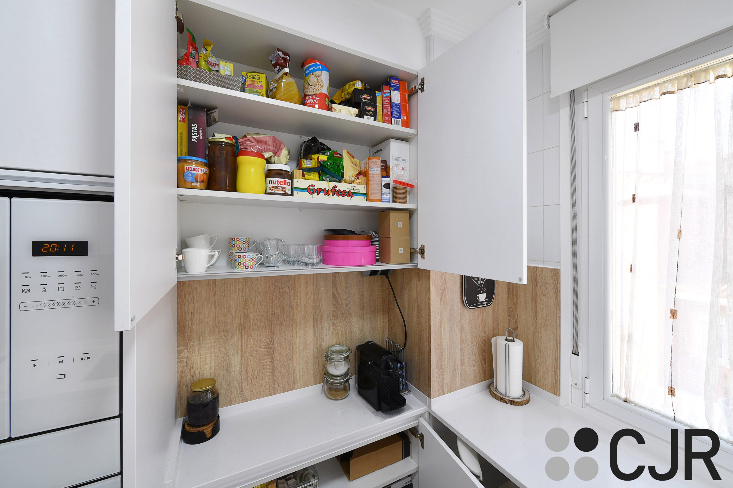 desayunador de cocina con mueble alto en blanco cjr