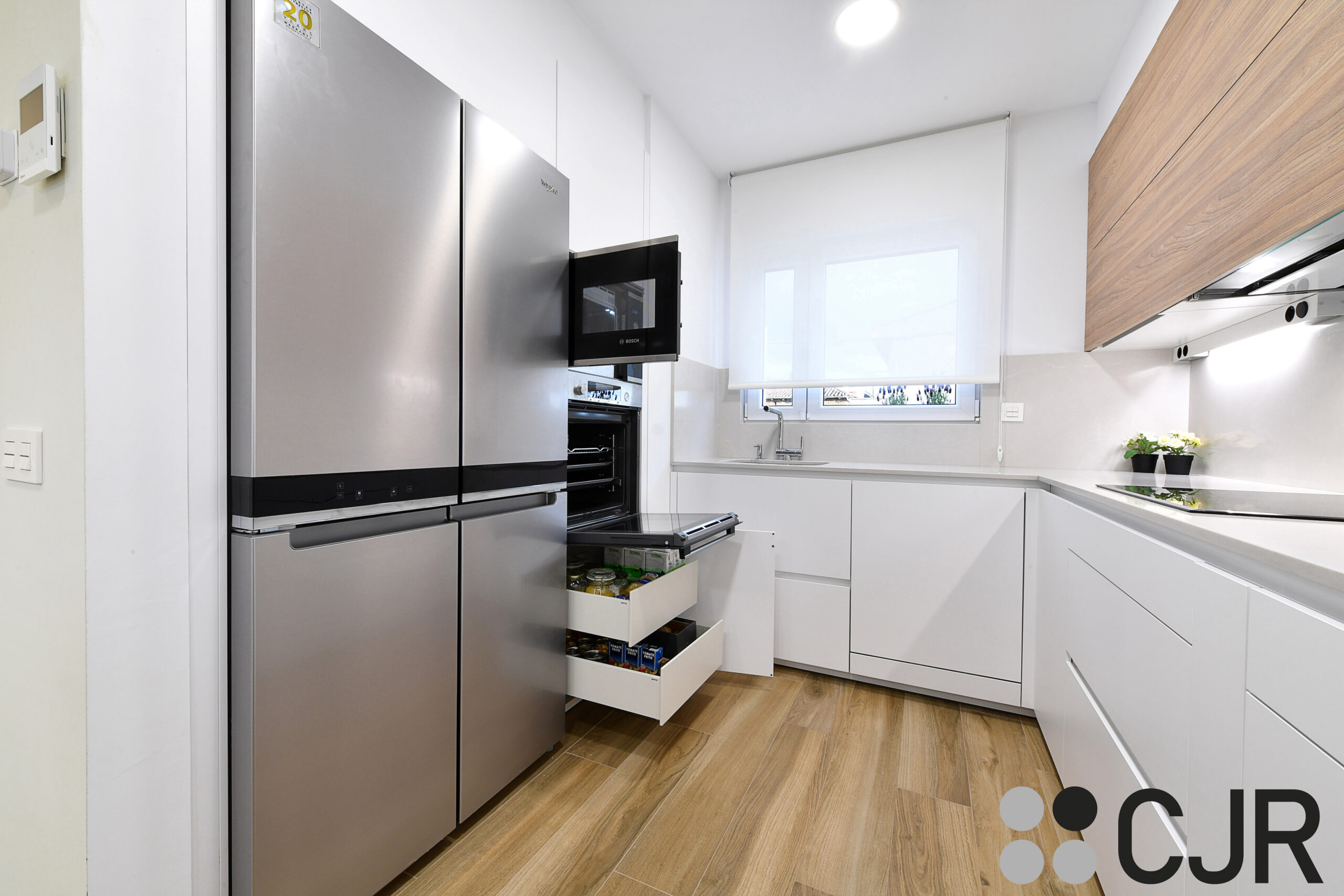 electrodomesticos bosch y cajones interiores en cocina blanca y madera cjr