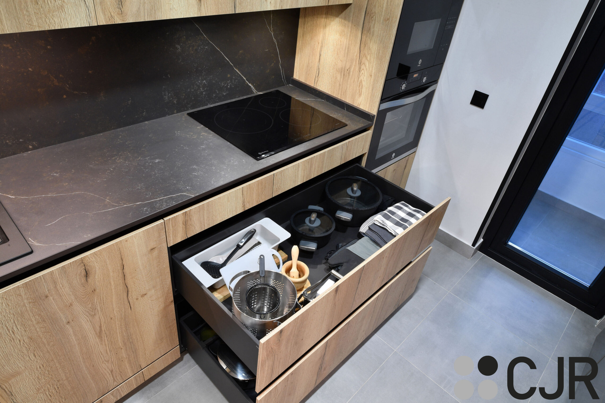 gaveta intermedia de cocina en madera con el interior en negro cjr
